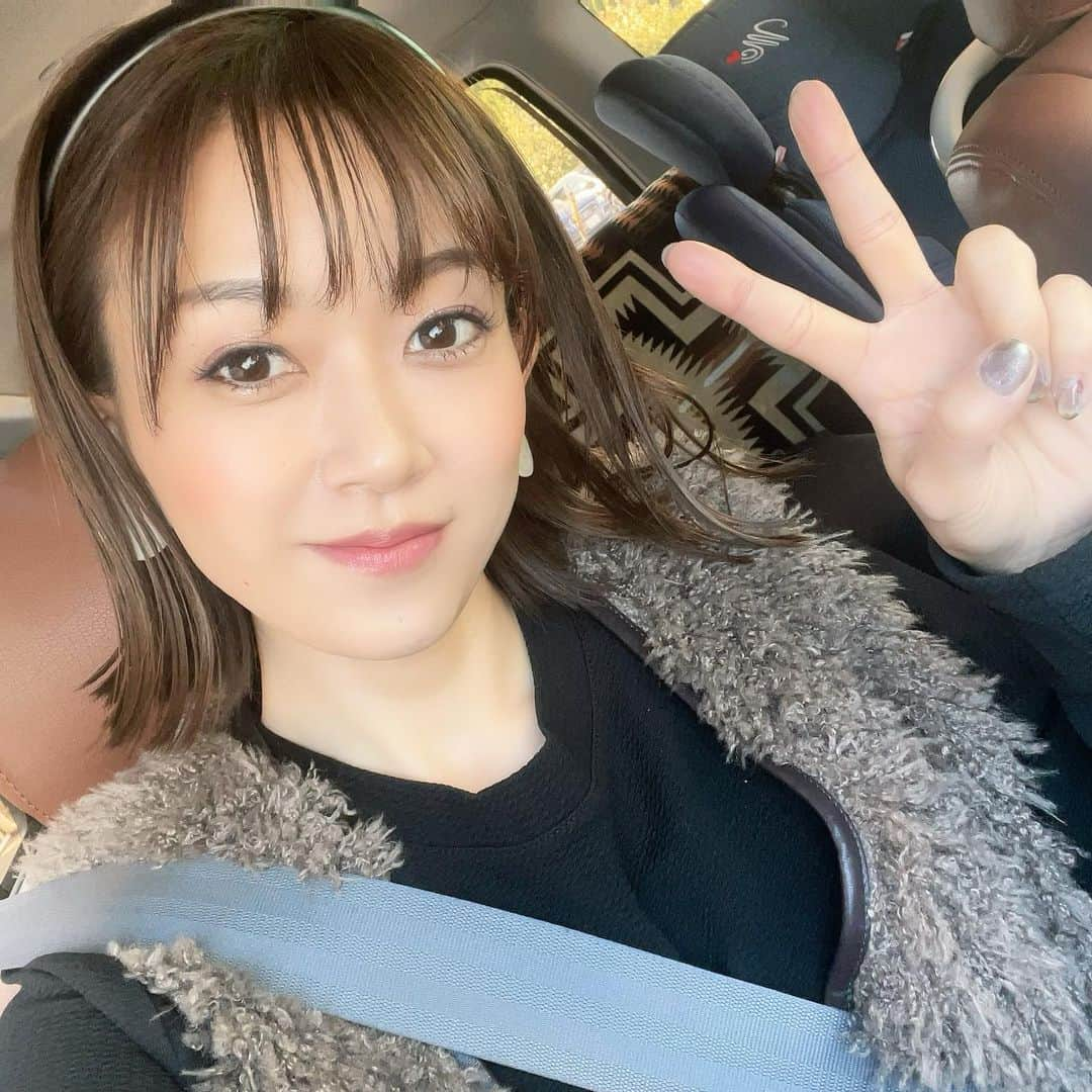 岡部玲子さんのインスタグラム写真 - (岡部玲子Instagram)「フェイクレザーのカチューシャ。  この髪の毛の長さだと かなり使えることを今更知った🥹  GUのプチプラです😁  私のハチ張り頭でも 痛くならないという素晴らしいアイテム👏  最近食欲も物欲も止まらず👗🏇💄🧸 お財布は痩せ細っていくのに 顔は丸くなっていくという…😱  最悪な負のスパイラル…  🏇でガツンと💪  やる気だけはあるんですが😢  👦の反抗期と 👧の体調不良…  頑張っているんだけどなぁ…  🏇の神様は厳しいっす😭  #岡部玲子 #タレント　#レポーター　#競馬キャスター　#競馬　#プライベート　#食欲の秋　#物欲の秋　#寒いお財布　#助けてください #顔が丸い　#カチューシャ #大人カチューシャ #GU #ハワイアンランチ」10月24日 20時03分 - reiko_okabe