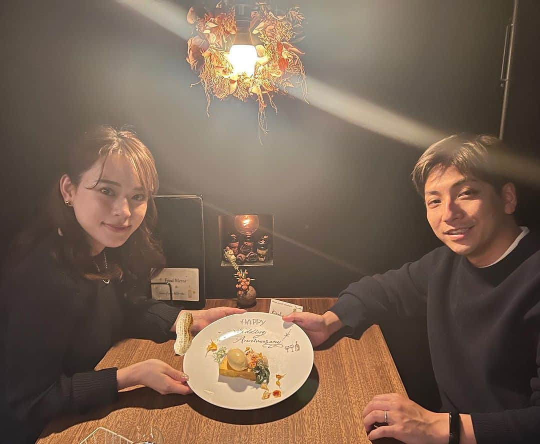 関根理紗さんのインスタグラム写真 - (関根理紗Instagram)「先日、結婚記念日を迎えまして 行きつけのレストランに食事に行きました✨  実は昔にお子のアクスタを作っていまして  思い出深いお店だし、一緒につれていこう  となったのです👶  流行り（？）の推し活的な感じで、 料理と一緒に写真を撮ってみたりしてたのですが  推し活というのをしたことがなかったので 正式な（？）推し活の仕方がわかりませんでした。  そんな時、ふと私が子供の頃可愛がっていた、割と大きめのうさぴーちゃんとの日々を思い出しました  ご飯の時も隣に座らせて、 私が一口食べるごとに、エアーでうさぴーにもごはんあげて  そんなエピソードをふと思い出しまして  推し活って推しと同じものを食べた風にするが正解なのかな？  と思いたち、エアーでご飯あげてみました🥄  ジョージからすると私の行動はかなり奇行だったらしく  なにしてんの？ と冷静につっこまれましたが  最終的にはホカホカのパンをジョージもエアーであげてました笑  ジョージっていいやつだよね。  また来年もしっぽりお祝いできたらなーなんて思いました⭐️  結婚記念日の思い出は以上です。  みんなも結婚記念日の特別な思い出などなどあったらエピソード教えて下さい笑  #独特な結婚記念日エピソード」10月24日 20時04分 - sekine.risa