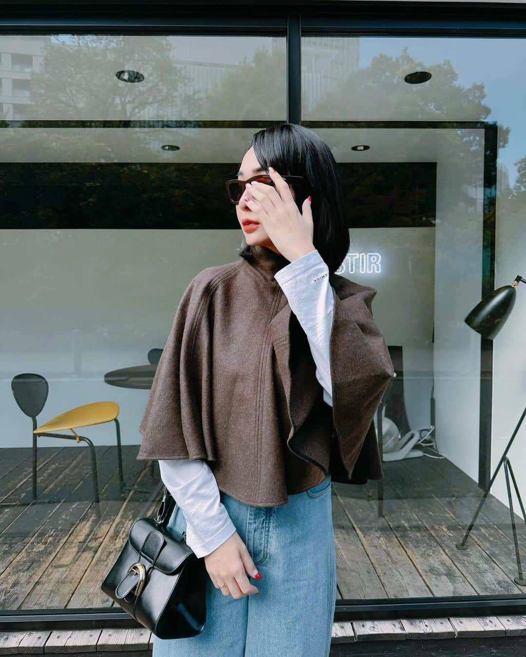 カオルコのインスタグラム：「🤎🩵  カフェ巡りと新作を見に  #ootd poncho denim sunglasses @newbottega  bag @delvaux  shoes @hermes   #ftfashion #tokyo #大人カジュアル #ボッテガヴェネタ #エルメス #デルヴォー #大人女子 #今日のコーデ #ママ #アラフォーコーデ」