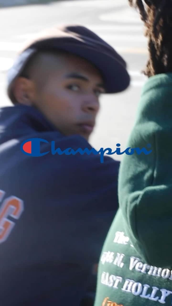 エクストララージのインスタグラム：「10.28.sat XLARGE×Champion  いつの時代も品質にこだわり、より良いモノづくりに挑戦し続けてきた「Champion(チャンピオン)」。 機能的なデザイン、耐久性、素材、縫製と言ったひとつひとつのディテールにこだわるクラフトマンシップは、現在も脈々と受け継がれ、「ザ・キング・オブ・スウェットシャツ」として親しまれ、多くのファンに愛用されている。  XLARGEは、これまでに幾度となくChampionとチームアップし、リレーションを築いてきた。 今最新作では、Championが誇る不朽の名作「REVERSE WEAVE®(リバースウィーブ)」の11.5oz裏起毛素材を使用したなめらかな肌触りのハーフジップスウェット、フルジップフードスウェット、スウェットパンツがラインナップ。  ハーフジップスウェットは、アーチ型のロゴ刺繡をフロントとバックに施したデザイン。 フルジップフードスウェットは、フロントにブランド初期に使用していたOLD OGゴリラロゴ刺繡と、バックにXLARGE STORE一号店舗のアドレスを刺繡で施し、スウェットパンツには、フルジップフードスウェット同様OLD OGゴリラ刺繡をバックポケットに施した。 着回しの利くアッシュとブラックに加え、クラシックな印象のグリーンとネイビーの4色を展開する。 日本国内のXLARGE、XLARGE/X-girl全店舗(※一部店舗除く)と、オンラインストア「calif」「ZOZOTOWN」にて、10月28日(土)より発売。  - XLARGE×Champion REVERSE WEAVE HALF ZIP PULLOVER SWEAT - XLARGE×Champion REVERSE WEAVE FULL-ZIP HOODED SWEAT - XLARGE×Champion REVERSE WEAVE SWEAT PANTS  Champion 1919年、ニューヨーク州ロチェスターで誕生し、優れた運動性能と耐久性を誇る、「スウェットシャツ」が米軍学校の訓練用ウェアに採用された。 以後、チャンピオンは、カレッジやプロのアスリート達に育てられ、全幅の信頼を獲得してきた。 常にアスリートの立場で考え、新しいものを追求する精神(=Champion 1st)をウェアに宿している。  REVERSE WEAVE® 1934年、ニューヨーク州ロチェスターでアスリートのためのウェアとして誕生以来、時を超え、世代を超えて愛され続けている不朽の名作。 生地を横向きに使用することで縦縮みを軽減し、サイドリブが横縮み防止と動きやすさを実現している。  詳細は、プロフィールリンクをクリック。 #xlarge #xlargejp #エクストララージ #champion #チャンピオン」