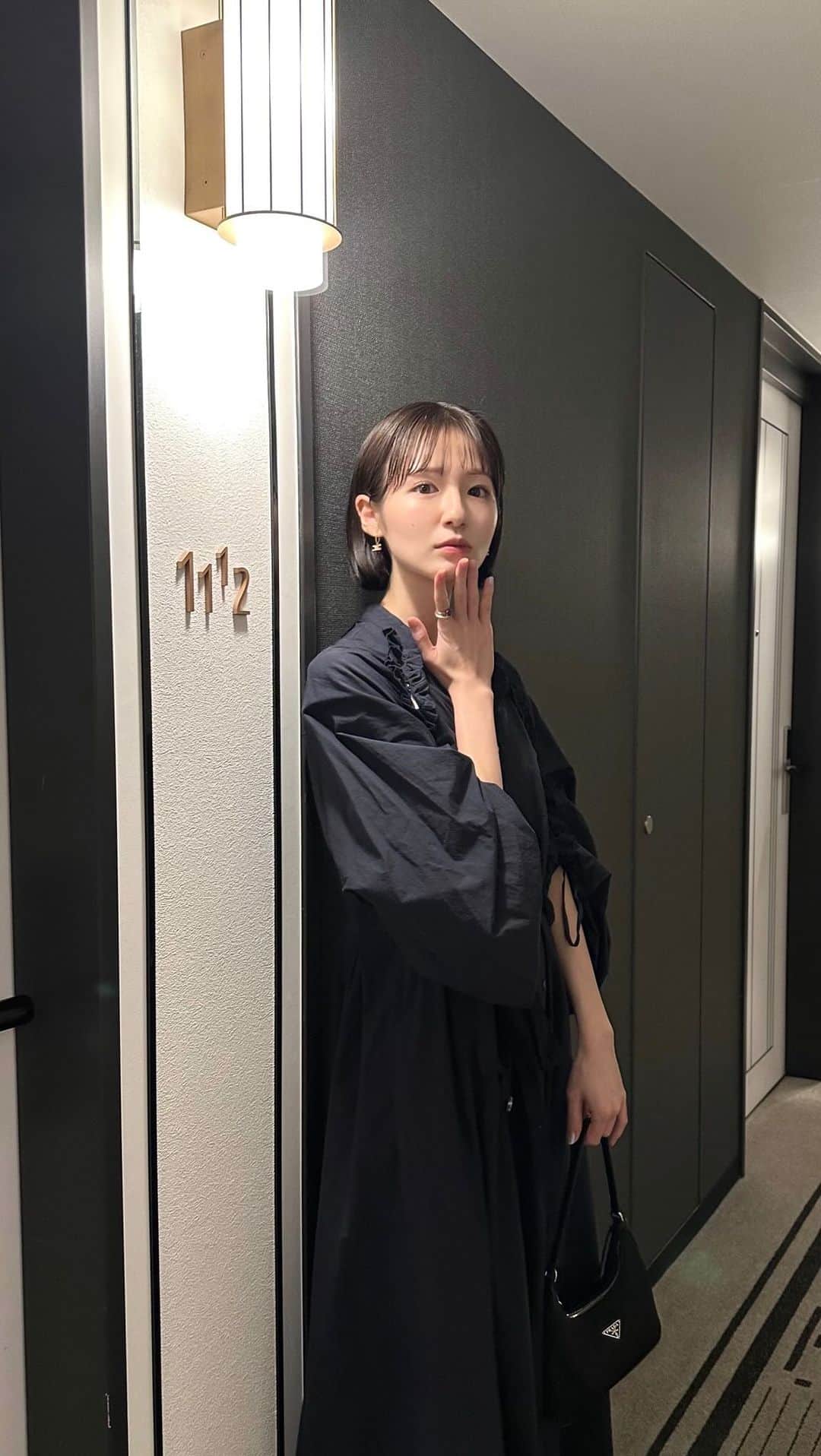 のインスタグラム：「大人っぽく 🍂︎︎❤︎  one-piece : @aimeine_official  #ショート #ショートヘア #ボブ #ボブヘア #ワンピース #ワンピースコーデ #aimeine #秋コーデ」