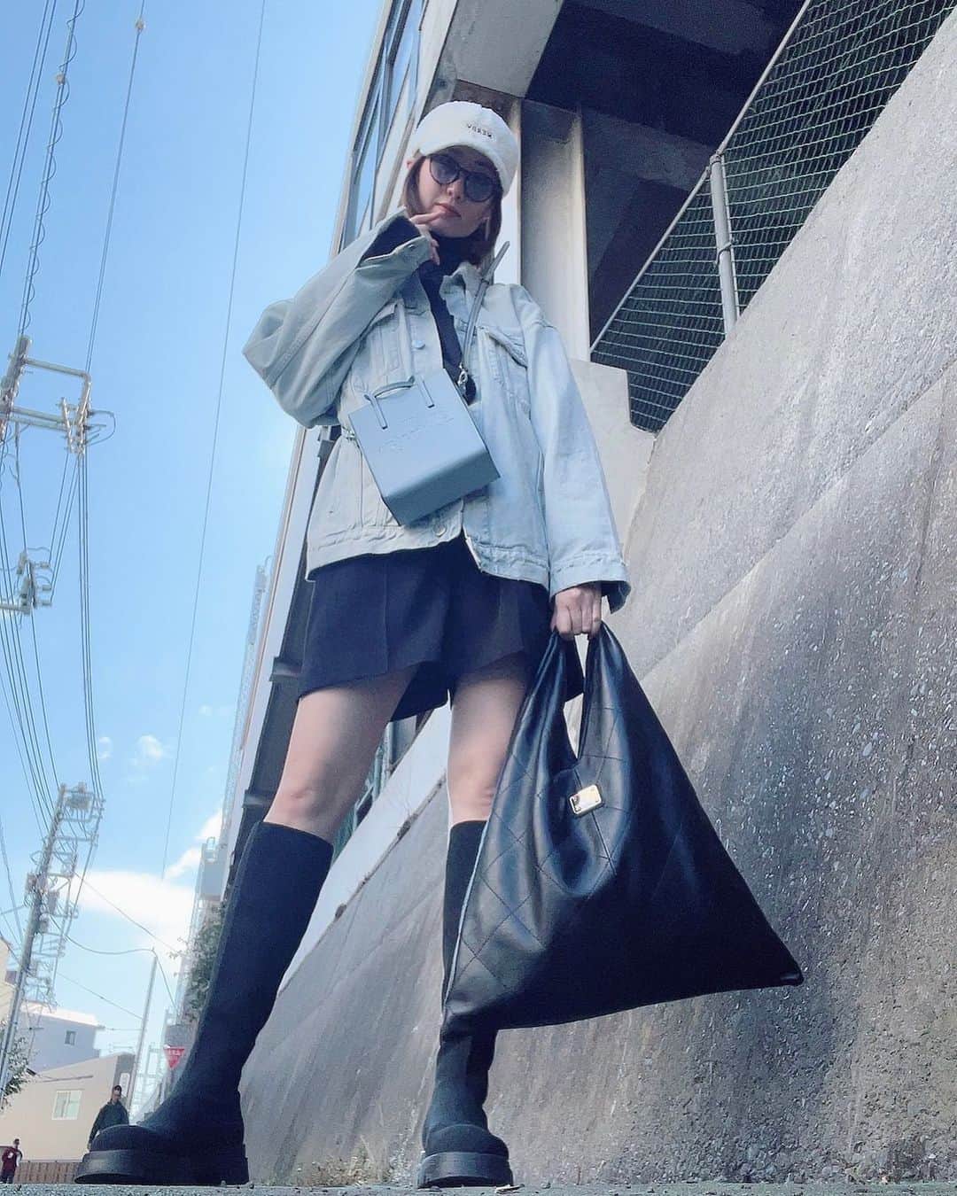 鳳翔大のインスタグラム：「青空🩵  @dineige_dai  キルティングBag♡✖️レザーショルダー  今後の鳳翔ちゃんのスケジュール⤵︎  ★ 日比谷シャンテ POPUP SHOP 「D.A.K.by APPLAUSE JAPAN」 11/8(水)〜19(日)  ★2023年公開　 映画「SPELL〜呪われたら、 終わり〜」 阿野悠子役  〝鳳翔大公式LINE〟お友達追加して頂きますと様々な情報をお届けしますので是非お友達追加よろしくお願いします🤝 ★鳳翔大公式LINEはコチラから↓ @daihosho  #dineige  #鳳翔大 #ジュエリー　 #ダイヤモンド　 #パール #デザイナー　 #プロデュース #宝塚  #雪組 #ポップアップショップ  #popupshop  #日比谷シャンテ  #松屋銀座 #名古屋タカシマヤ #福岡大丸天神店 #京都ガーデンパレス #期間限定ショップ  #バッグ  #アパレル」