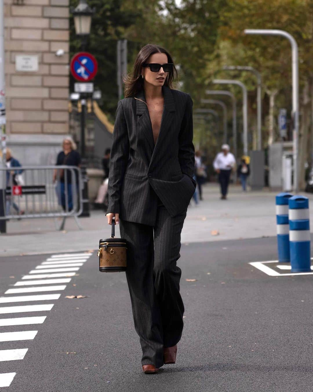 Zina Charkopliaのインスタグラム：「Elegance and Timelessness: The power of a striped suit never fades. #classicstyle #style #fashion #street  📷 @particularanglevision」