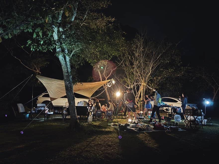 佐倉真衣さんのインスタグラム写真 - (佐倉真衣Instagram)「先日、幼稚園メンバーと初キャンプへ🏕️  総勢5家族でグルキャン！ どうなる事かと思いましたが、無事にみんな楽しく怪我もなく終えることができました💪  子どもたちは8名＋赤ちゃん！ 秋の大冒険🍁といった感じでテンション上がりすぎて途中カオスになりましたが、自然の中で思いっきり遊べてみんな良い顔してたな😁 幼稚園のお友達と夜まで遊べるなんて〜って。 そうだよね、そりゃ楽しいよね💓  大人たちも焚き火囲んで適度に食べ飲み喋り😙🍻🍖  息子のおかげで良い出会いができて感謝ですね🌼  #キャンプ #グルキャン」10月24日 20時10分 - maitanaka20