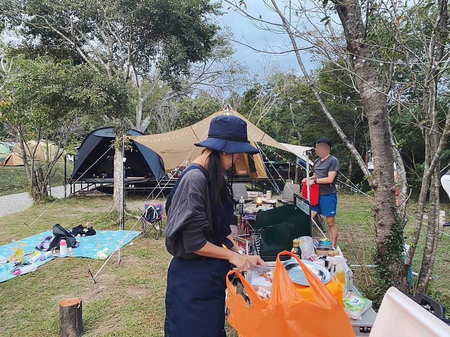佐倉真衣のインスタグラム：「先日、幼稚園メンバーと初キャンプへ🏕️  総勢5家族でグルキャン！ どうなる事かと思いましたが、無事にみんな楽しく怪我もなく終えることができました💪  子どもたちは8名＋赤ちゃん！ 秋の大冒険🍁といった感じでテンション上がりすぎて途中カオスになりましたが、自然の中で思いっきり遊べてみんな良い顔してたな😁 幼稚園のお友達と夜まで遊べるなんて〜って。 そうだよね、そりゃ楽しいよね💓  大人たちも焚き火囲んで適度に食べ飲み喋り😙🍻🍖  息子のおかげで良い出会いができて感謝ですね🌼  #キャンプ #グルキャン」