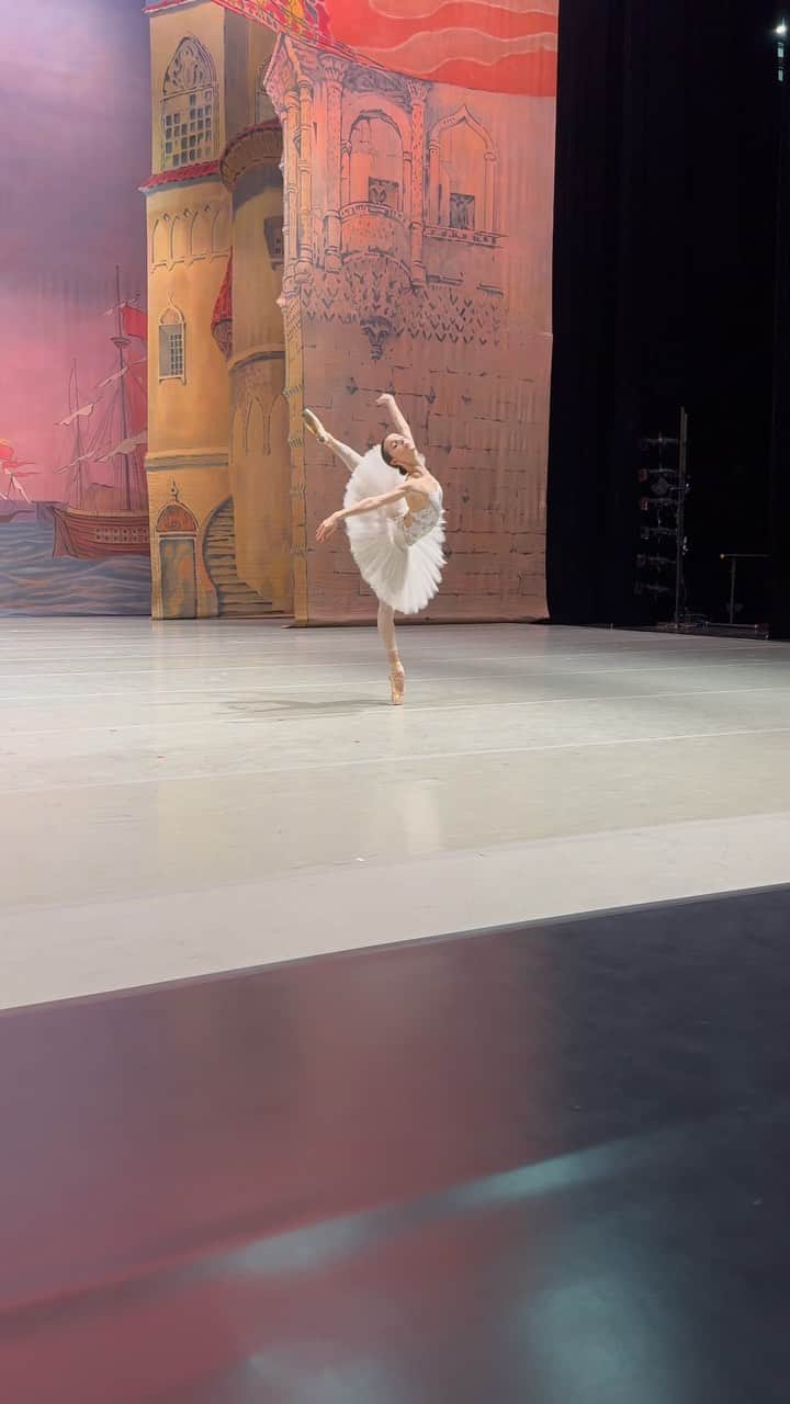 マリア・コーレワのインスタグラム：「Continuing the story of a Swan that accidentally landed on Barcelona’s main square 🇪🇸🦢 This is probably my favourite fragment from this ballet but it is also the most nerve-raking and nerve-demanding! After finishing Odette’s Entrance and first encounter with Siegfried you’re basically dead. And there’s still the whole ballet to go…! But I guess that’s part of why Swan Lake is considered the most beautiful ballet in classical repertoire 😆 My pointe shoes are as always by @bloch_eu @blochdanceusa   Продолжаем историю Лебедя, случайно залетевшего на главную площадь Барселоны 🇪🇸🦢 Наверное, любимый фрагмент из этого балета, но он же и самый нервный и тяжелый! После Выхода Одетты и первой встречи с Зигфридом почему-то так устаешь, что кажется, продолжать совершенно невозможно. А впереди еще целый балет...! Но, возможно, в том числе и  поэтому «Лебединое озеро» считается самым красивым балетом классического репертуара 😆」