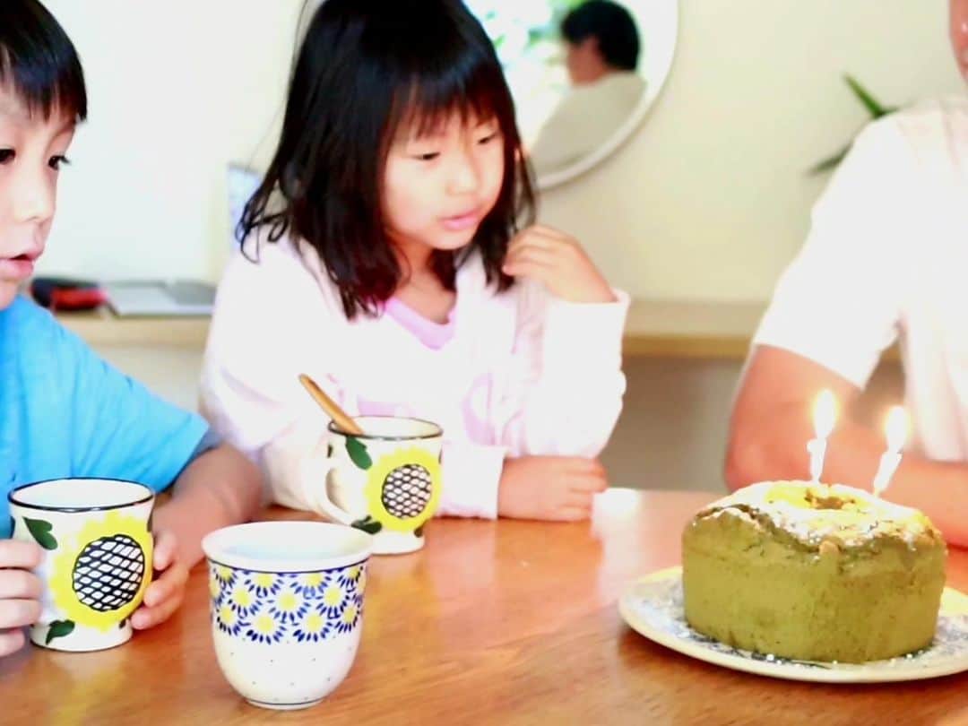 本仮屋リイナのインスタグラム：「夫の誕生日。 前夜、子供たちに明日はパパの誕生日だと伝えると、いつもお寝坊の娘は早起きしてきて「あぁ、今日は忙しいなぁ😊」「かず(パパ)のお誕生日だから、プレゼントを用意しないと！」と、張り切って、絵を描きはじめました🥺 ちゃんと覚えて、自力で起きて、贈り物を用意するパパへの熱い思い🥺✨ 愛しい😢🤍  このことを伝えると、夫はしっとり泣いてました👨おっとっと  #抹茶ケーキに釘付けうっとリイナ」