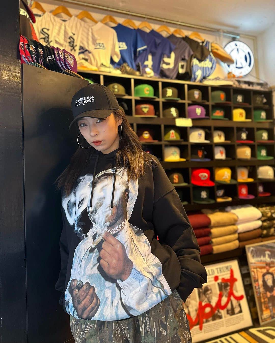 GROW AROUNDのインスタグラム：「#growaroundnewarrivals COMME des FUCKDOWN HOODIE,L/S TEE  COMME des FUCKDOWNは、2012年、SSURのデザイナーであるRUSSによってTHE CUTとしてアメリカのNY LESで誕生しました。 デビューして間もないA$AP ROCKY,A$AP MOBの着用によって当時爆発的人気を誇りました。  今回、COMME des FUCKDOWNがイタリアのストリートから復活しました！！ 今回の復活でボディのクォリティが上がっていたりアップデートされています！！」