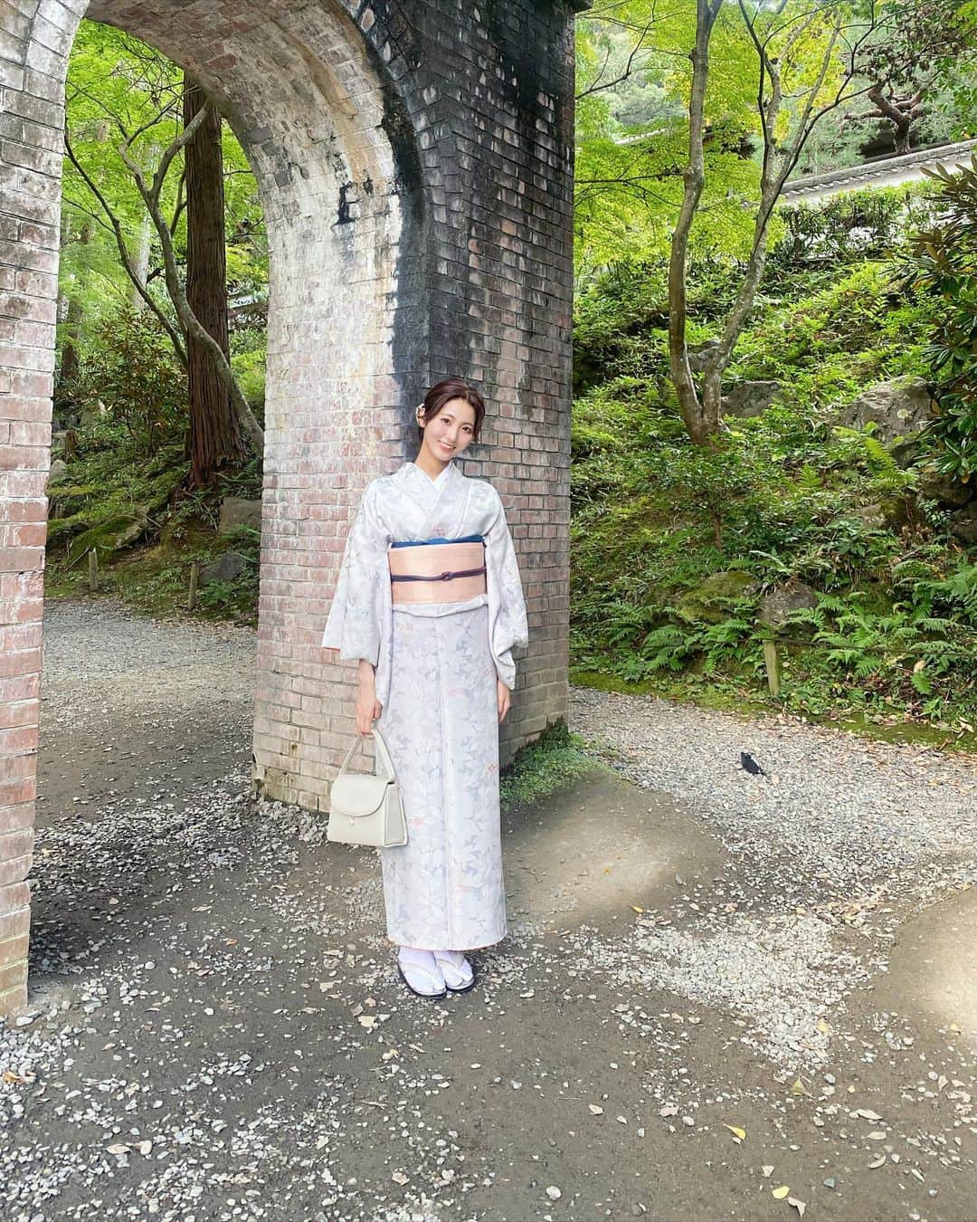 山下七子さんのインスタグラム写真 - (山下七子Instagram)「卒業旅行は京都で一緒にお着物に着ようね〜♡という大学のお友達との約束を果たしに京都へ行ってきました👘🍁 時間がゆっくり過ぎている感じがして街並みだったりお店の雰囲気がとっても素敵でした🍃  事前にお友達と2つか3つ程行きたいところを挙げて それ以外はその場で決めるというのんびり旅🚄 人気のお店にもあまり並ばずに入れたりふらっと入った お店が大当たりでなんだかついてる京都旅行でした🌟  でもでも時間はゆっくり過ぎていると思っていたのに 旅行はあっという間に終わってしまいました🥲🥲  また行きたい、、、、！！もう少し大人になってから いく旅行もまた楽しいんだろうな〜🌱☺️  #卒業旅行#大学生#京都#京都旅行#着物#着物レンタル #まとめ髪アレンジ #紅葉」10月24日 20時12分 - yamashita_nanako