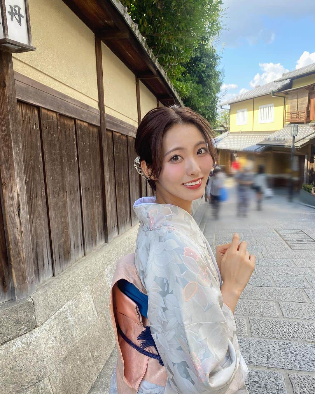 山下七子のインスタグラム：「卒業旅行は京都で一緒にお着物に着ようね〜♡という大学のお友達との約束を果たしに京都へ行ってきました👘🍁 時間がゆっくり過ぎている感じがして街並みだったりお店の雰囲気がとっても素敵でした🍃  事前にお友達と2つか3つ程行きたいところを挙げて それ以外はその場で決めるというのんびり旅🚄 人気のお店にもあまり並ばずに入れたりふらっと入った お店が大当たりでなんだかついてる京都旅行でした🌟  でもでも時間はゆっくり過ぎていると思っていたのに 旅行はあっという間に終わってしまいました🥲🥲  また行きたい、、、、！！もう少し大人になってから いく旅行もまた楽しいんだろうな〜🌱☺️  #卒業旅行#大学生#京都#京都旅行#着物#着物レンタル #まとめ髪アレンジ #紅葉」