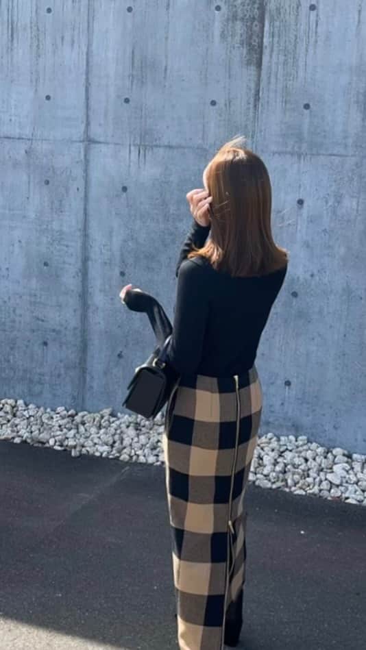 mi01ki24のインスタグラム：「ユニクロのニットの中で 1番好きなエクストラファインメリノ♡ 今年もたくさんお世話になる予定🤭  リブじゃないこのタートル使いやすいから 今年も販売してほしい‼︎ 合わせたブロックチェックのスカートは 待望のLサイズが発売になります🫶✨  knit… @uniqlo  skirt… @dolce._official bag/boots… @jimmychoo」