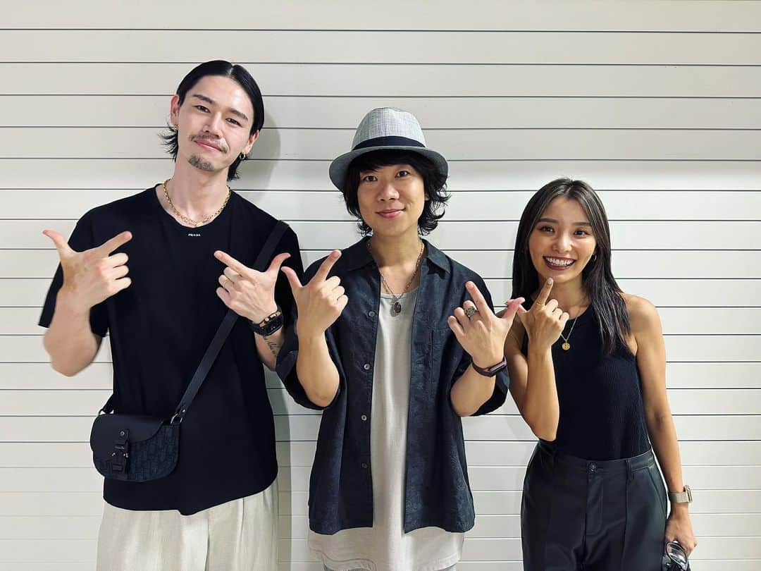 ハジ→のインスタグラム：「FUMIYA to KANAMI to HAZZIE。 〜 フミヤとカナミとハジ→ 〜  フミ君、カナミさんとの 運命的な素晴らしいご縁に心から感謝です🤝✨ 皆様、乞うご期待っ♬✨🦮🌊🎙️」