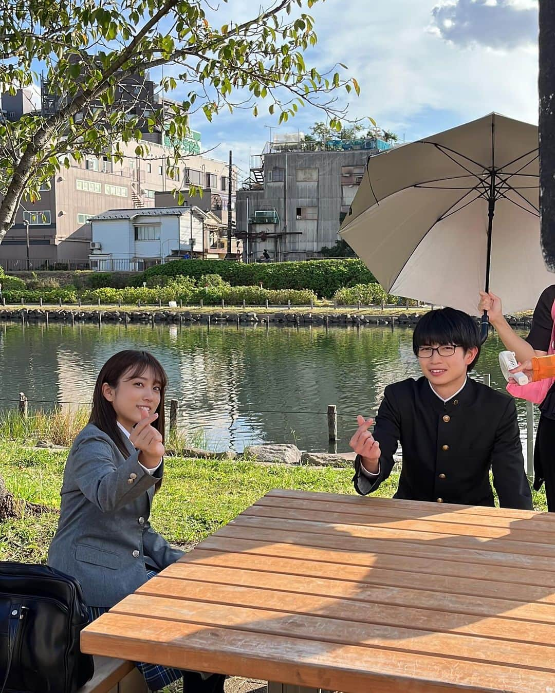 村井の恋さんのインスタグラム写真 - (村井の恋Instagram)「天気の良い日、河川敷での撮影🎬☀️  眩しい顔でも指ハートをしてくれる綱さんと、いつもニコニコの矢吹さんにキュンです🫰💕  Xには素敵な笑顔の二人が...😊  #tbs#ドラマストリーム #恋愛のすゝめ #綱啓永 #本田響矢 #一ノ瀬ワタル #若林時英 #ひょっこりはん #矢吹奈子 #11月21日深夜24時58分放送 #キュン」10月24日 20時23分 - tbs_drama_stream