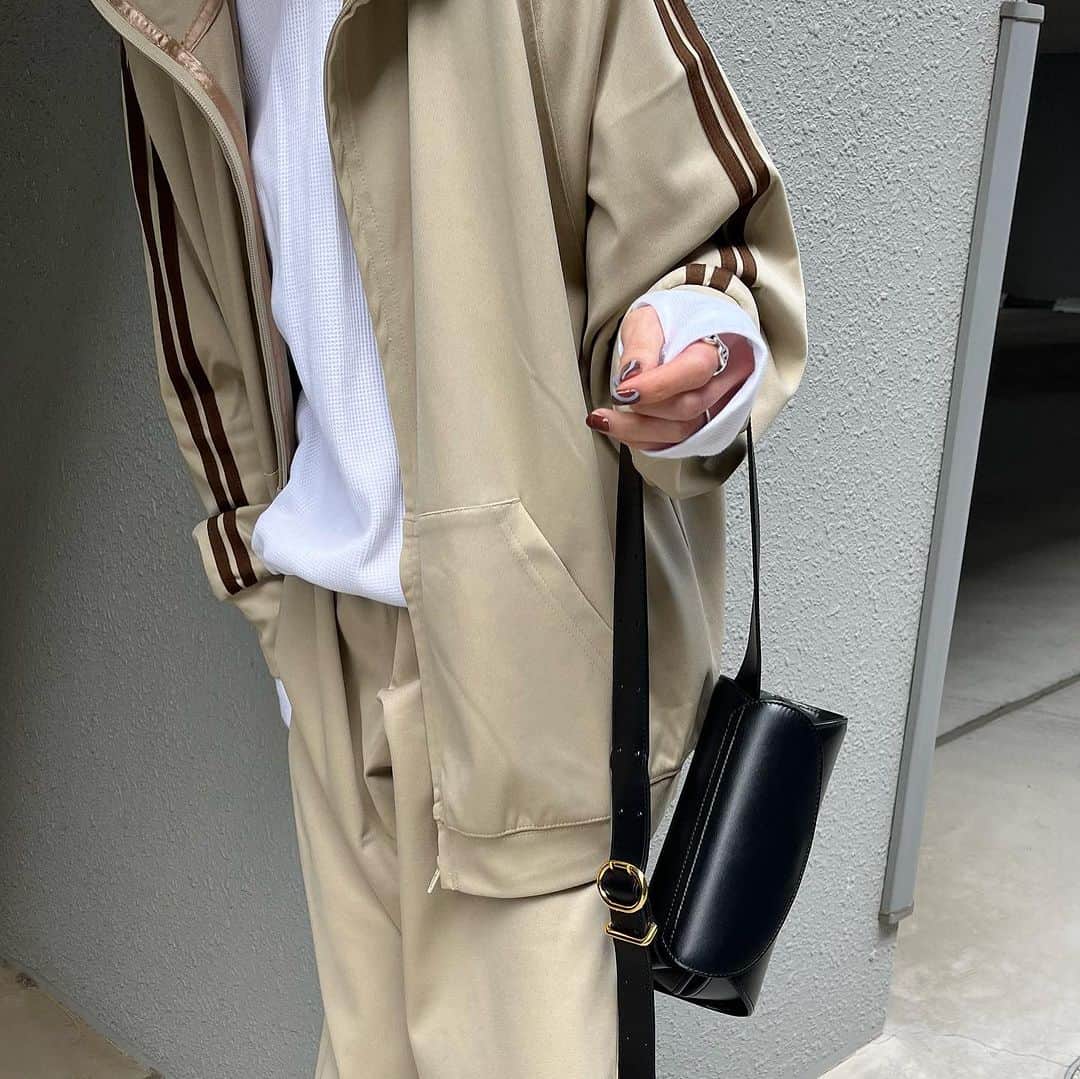 MATSUIRIHOさんのインスタグラム写真 - (MATSUIRIHOInstagram)「150cm トラックコーデ詰込み🚶🏼‍♀️  track pants / jacket： @garageofgoodclothing_official  cardigan： @elendeek  inner： @biotop_official  check shirt： @uniqlo_jp  pumps： @repettojapan  bag： @jilsander  shoes： @asics_sportstyle_jp   #pr #150cmコーデ #低身長コーデ #トラックコーデ #トラックパンツ #トラックジャケット #スニーカーコーデ #biotop  #elendeek #elendeek_knitgallery #UNIQLO #ユニクロ #uniqloコーデ #garageofgoodclothing #ガレージオブグッドクロージング #repetto #レペット #アシックス #asics #gt2160 #jilsander #今日のコーデ #秋冬コーデ #チェックシャツ」10月24日 20時24分 - rihoo914