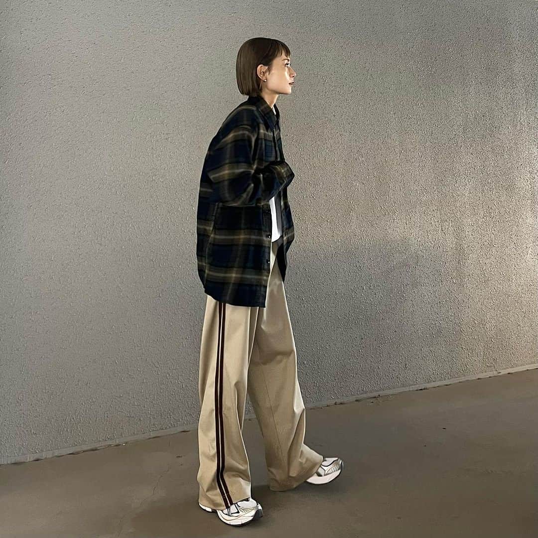 MATSUIRIHOさんのインスタグラム写真 - (MATSUIRIHOInstagram)「150cm トラックコーデ詰込み🚶🏼‍♀️  track pants / jacket： @garageofgoodclothing_official  cardigan： @elendeek  inner： @biotop_official  check shirt： @uniqlo_jp  pumps： @repettojapan  bag： @jilsander  shoes： @asics_sportstyle_jp   #pr #150cmコーデ #低身長コーデ #トラックコーデ #トラックパンツ #トラックジャケット #スニーカーコーデ #biotop  #elendeek #elendeek_knitgallery #UNIQLO #ユニクロ #uniqloコーデ #garageofgoodclothing #ガレージオブグッドクロージング #repetto #レペット #アシックス #asics #gt2160 #jilsander #今日のコーデ #秋冬コーデ #チェックシャツ」10月24日 20時24分 - rihoo914