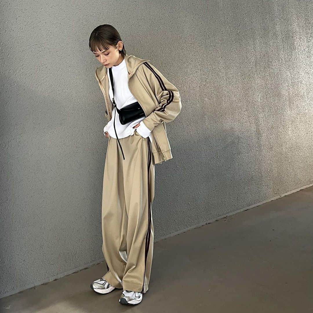 MATSUIRIHOさんのインスタグラム写真 - (MATSUIRIHOInstagram)「150cm トラックコーデ詰込み🚶🏼‍♀️  track pants / jacket： @garageofgoodclothing_official  cardigan： @elendeek  inner： @biotop_official  check shirt： @uniqlo_jp  pumps： @repettojapan  bag： @jilsander  shoes： @asics_sportstyle_jp   #pr #150cmコーデ #低身長コーデ #トラックコーデ #トラックパンツ #トラックジャケット #スニーカーコーデ #biotop  #elendeek #elendeek_knitgallery #UNIQLO #ユニクロ #uniqloコーデ #garageofgoodclothing #ガレージオブグッドクロージング #repetto #レペット #アシックス #asics #gt2160 #jilsander #今日のコーデ #秋冬コーデ #チェックシャツ」10月24日 20時24分 - rihoo914