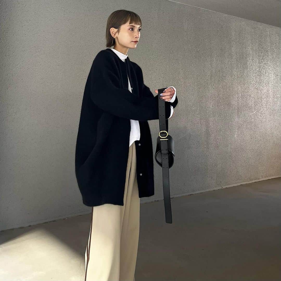 MATSUIRIHOさんのインスタグラム写真 - (MATSUIRIHOInstagram)「150cm トラックコーデ詰込み🚶🏼‍♀️  track pants / jacket： @garageofgoodclothing_official  cardigan： @elendeek  inner： @biotop_official  check shirt： @uniqlo_jp  pumps： @repettojapan  bag： @jilsander  shoes： @asics_sportstyle_jp   #pr #150cmコーデ #低身長コーデ #トラックコーデ #トラックパンツ #トラックジャケット #スニーカーコーデ #biotop  #elendeek #elendeek_knitgallery #UNIQLO #ユニクロ #uniqloコーデ #garageofgoodclothing #ガレージオブグッドクロージング #repetto #レペット #アシックス #asics #gt2160 #jilsander #今日のコーデ #秋冬コーデ #チェックシャツ」10月24日 20時24分 - rihoo914