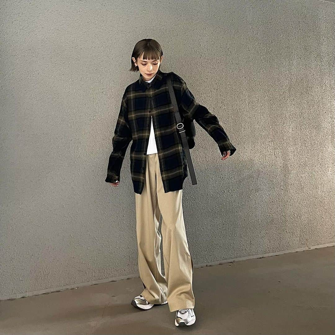 MATSUIRIHOさんのインスタグラム写真 - (MATSUIRIHOInstagram)「150cm トラックコーデ詰込み🚶🏼‍♀️  track pants / jacket： @garageofgoodclothing_official  cardigan： @elendeek  inner： @biotop_official  check shirt： @uniqlo_jp  pumps： @repettojapan  bag： @jilsander  shoes： @asics_sportstyle_jp   #pr #150cmコーデ #低身長コーデ #トラックコーデ #トラックパンツ #トラックジャケット #スニーカーコーデ #biotop  #elendeek #elendeek_knitgallery #UNIQLO #ユニクロ #uniqloコーデ #garageofgoodclothing #ガレージオブグッドクロージング #repetto #レペット #アシックス #asics #gt2160 #jilsander #今日のコーデ #秋冬コーデ #チェックシャツ」10月24日 20時24分 - rihoo914