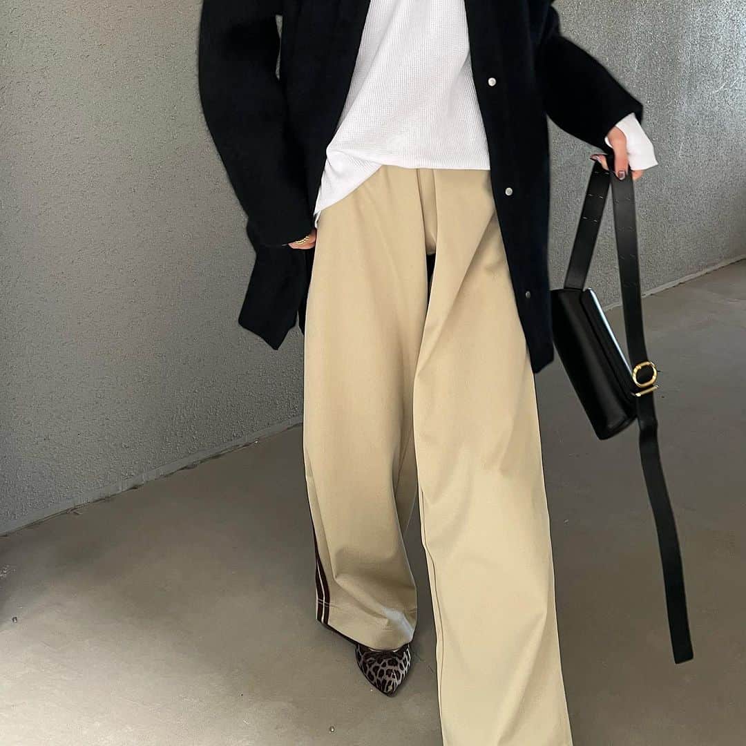 MATSUIRIHOさんのインスタグラム写真 - (MATSUIRIHOInstagram)「150cm トラックコーデ詰込み🚶🏼‍♀️  track pants / jacket： @garageofgoodclothing_official  cardigan： @elendeek  inner： @biotop_official  check shirt： @uniqlo_jp  pumps： @repettojapan  bag： @jilsander  shoes： @asics_sportstyle_jp   #pr #150cmコーデ #低身長コーデ #トラックコーデ #トラックパンツ #トラックジャケット #スニーカーコーデ #biotop  #elendeek #elendeek_knitgallery #UNIQLO #ユニクロ #uniqloコーデ #garageofgoodclothing #ガレージオブグッドクロージング #repetto #レペット #アシックス #asics #gt2160 #jilsander #今日のコーデ #秋冬コーデ #チェックシャツ」10月24日 20時24分 - rihoo914