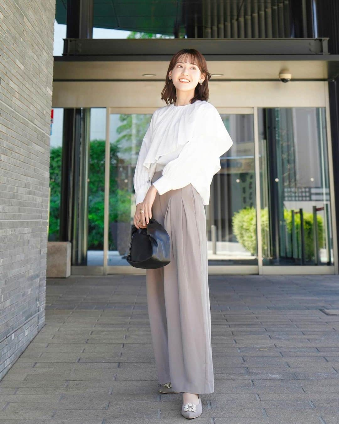 高橋晴香さんのインスタグラム写真 - (高橋晴香Instagram)「#coordinate ⁡  最近柄物着なくなったから、なんだか新鮮✨ ⁡ ⁡ このお洋服、airClosetのものなんだ♡ ⁡ ⁡ 診断結果をもとに、プロのスタイリストさんが一人一人に合わせて、お洋服をレンタルすることができるサブスクサービス「airCloset」👗 ⁡ ⁡ 気になって利用してみたの🥰 ⁡ ⁡ お洋服は普段気分やその時のシチュエーションに合わせて考えて選んでいるけど、新しいスタイルとかも取り入れたいしプロのスタイリストさんに自分に合ったお洋服選んで頂けるのがいいなと思って◎ ⁡ ⁡ いつものスタイルと新しいスタイル希望とお伝えして届いたのがブラウス2つとパンツ✨ ⁡ ⁡ デザイン性が高くて、形と色も好み🫶 ⁡ ⁡ 私の骨格に合ってる気がする👌 ⁡ ⁡ 自分に合うお洋服がわかって、新たな発見もできるし❣️ ⁡ ⁡ お洋服沢山ありすぎて置き場所がない、洋服マンネリ化してるって方にもオススメ🙆‍♀️ ⁡ ⁡ そんなairClosetさんをお得に利用できる方法があるみたい☺️ ⁡  「Funds」の優待で、airClosetがお得に使えるの！ ⁡   条件 Fundsで募集しているairClosetのファンドに一定額投資した方 ⁡ ⁡ 内容 エアークローゼットのライトプラン月額7800円(税込)が最初の3ヶ月間半額3900円になるクーポンコードをプレゼント ⁡ ⁡ ※エアークローゼットの月額サービスを初めてご利用される方が対象 ⁡ ⁡ さらに10月31日までにFundsの新規口座開設を申請して条件を満たした方全員に、Amazonギフトカード500円分ももらえるみたい🎁 （登録＆口座開設は無料です） ⁡ ⁡ お洋服好きだけどお金がかかるし、これを機に利用してみるのも良いかも🩵 ⁡ ⁡ @funds_jp  ⁡ ⁡ #sponsord #Funds #ファンズ #airCloset #エアークローゼット #ファッションサブスク #ファッションレンタル #code #コーデ #outfit #ootd #fashion #お洋服 #晴香コーデ #大人カジュアルコーデ #きれいめカジュアル」10月24日 20時16分 - haruka_takahashi0127