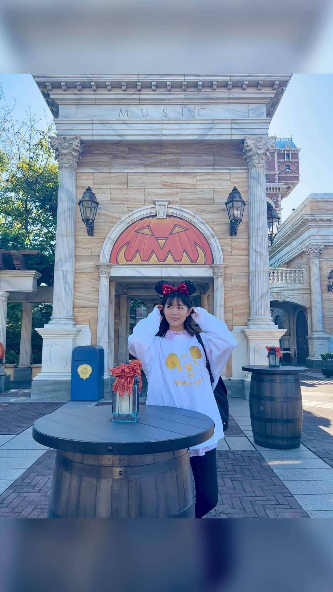 上坂由莉のインスタグラム：「Disney Sea🌏 ⁡ ３才の初めてディズニーで 一生大好きになる魔法をかけられたのだろう🪄 ⁡ ⁡ そこからほぼ毎年ディズニーに行って 今年はウォルトディズニー創立100周年🎊 どんどん壮大になるエンタメに いつ行っても心を動かされるし満たされます🩷 ⁡ ⁡ パーク内の皆んなが笑顔でしかないのも とっても幸せな気分になれる🎁 ⁡ ⁡ これからも沢山の大切な人達と 魔法の時間を過ごすのが楽しみです❣️ ⁡ ⁡ #東京ディズニーシー #ディズニーシー #ディズニー #ディズニー100周年 #ディズニー40周年 #ダッフィー #ディズニーハロウィーン #ディズニー動画 #夢の国 #ディズニーリール #ディズニーグルメ #dハロ #TDS #TDR #disneyvlog #disneyhalloween #vlog #tokyodisneysea #disneysea #tokyodisneyresort」