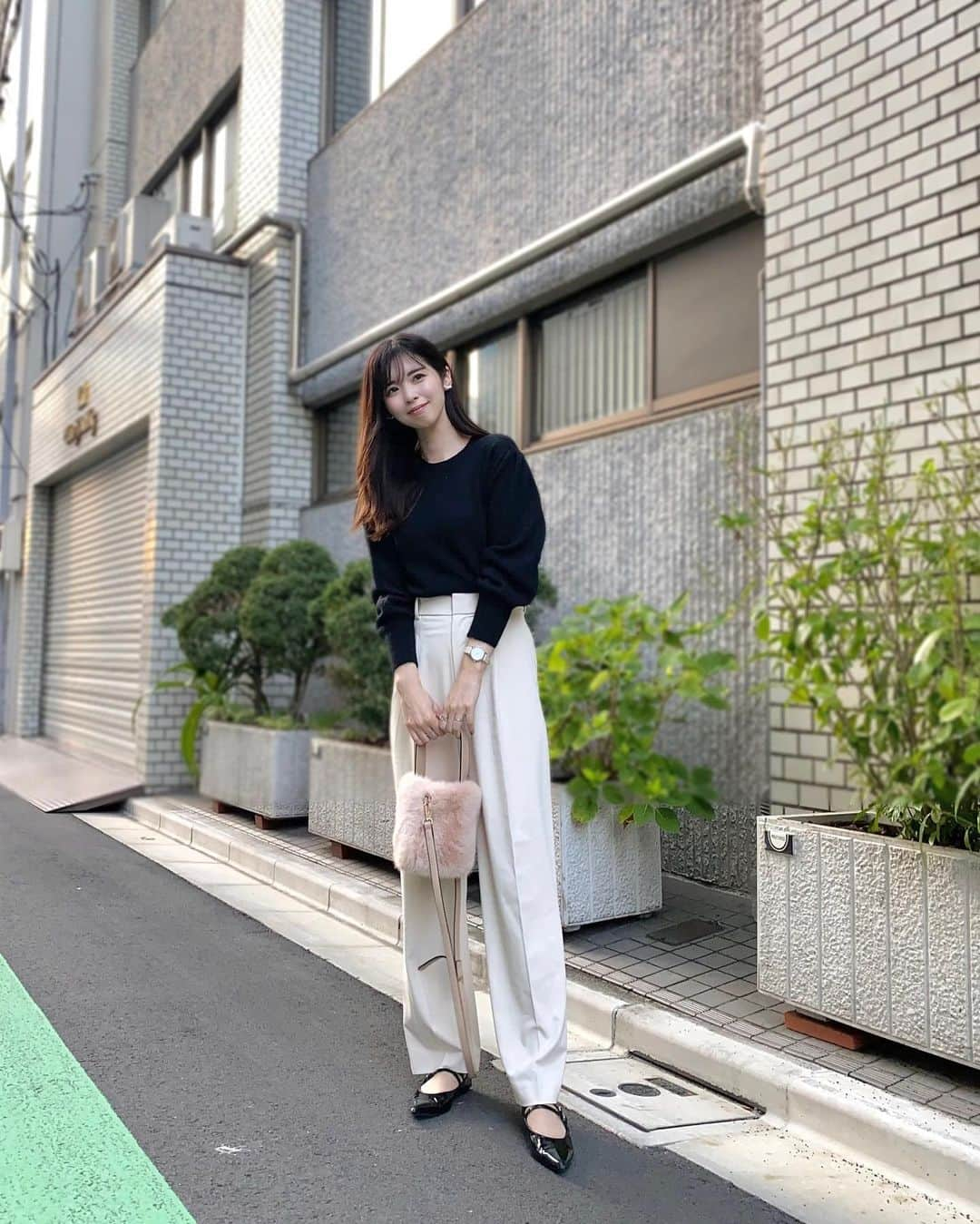 haruru0724のインスタグラム：「. トップスもボトムスもUNIQLOだった日🤍 @uniqlo_jp  8月に行ったUNIQLO TOKYOで お買い物してきたもの続き😂 載せ忘れてた〜！！  🏷️#クルーネックパフスリーブセーター #inesdelafressange  🏷️#タックワイドパンツ  このパフスリニット色違いで買えば良かった🥺💕 タックワイドパンツはグレーも持ってるけど、 本当シルエットとか最高✨  この日はまいちゃんと蔵前カフェ巡ってたんだけど、 コーデ撮る頃には、もう夕方になっちゃってた😳 日が落ちるの早いなぁ🍂 . . . #uniqlo2023FW #UNIQLO  #uniqloコーデ #ユニクロコーデ  #uniqlolifewear #ユニクロ新作  #uniqlo購入品 #ユニクロ購入品  #uniqlo新作 #ユニクロきれいめ部  #ママコーデ #ママファッション #プチプラコーデ #プチプラファッション #大人カジュアル #カジュアルコーデ  #きれいめカジュアル #きれいめコーデ  #綺麗目コーデ #綺麗目カジュアル  #上品コーデ #モノトーンコーデ #ユニクロ #白黒コーデ #ファーバッグ #メリージェーン #メリージェーンシューズ」