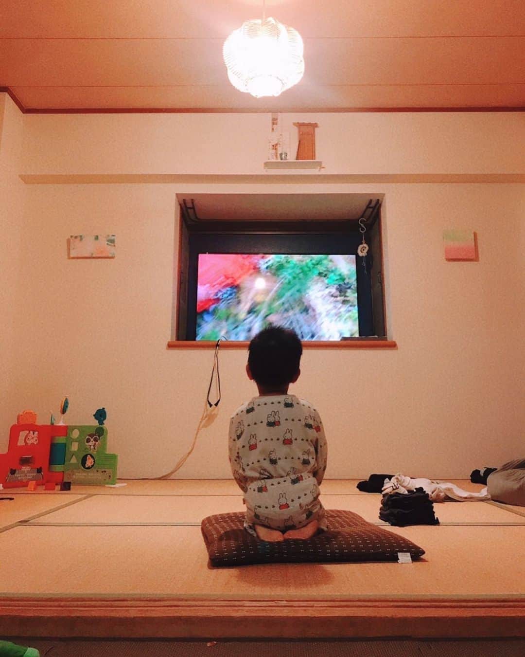 のインスタグラム：「別にそう躾けた訳じゃないのに  正座でアニメ鑑賞  足、長くならへんで💧  #息子 #正座で #鑑賞」