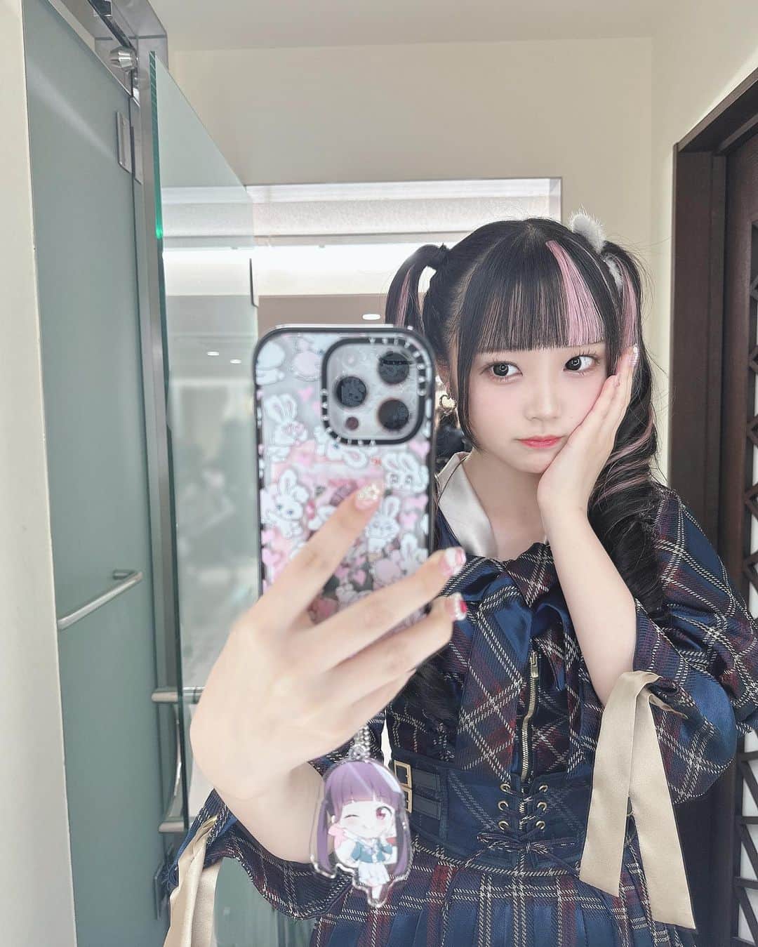 佐藤美波のインスタグラム：「♡  鏡越しに撮るのむずかしい…   #akb48 #アイドル #idol #ツインテール #ツインテールアレンジ #鏡越し」