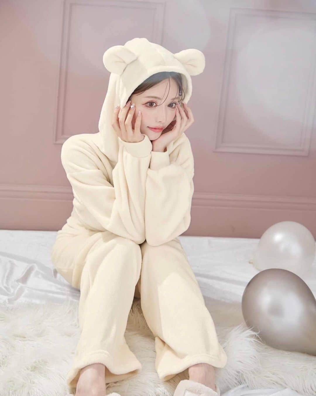 Radyのインスタグラム：「. 大人気くまもこセトア🐻‍❄️🤍 おそろコーデ可愛すぎません🥹❤︎ ハロウィンまだ間に合います👻  カラバリ豊富なので ぜひcheckしてみてください🫶🏻 . #Rady #レディ #武藤静香 #スタイル盛れ #セットアップ #双子コーデ #おそろコーデ #AW #秋冬コーデ #秋服 #お出かけコーデ #ハロウィン #ハロウィンコーデ」