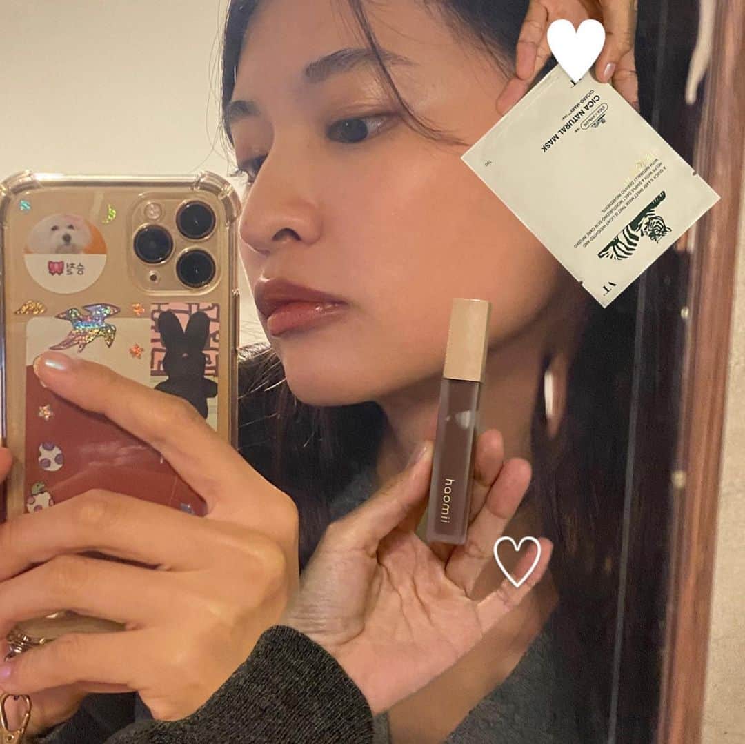 名和風歌のインスタグラム：「最近の美容あれこれ🤹🏻‍♀️〜  ① vtのcicaシリーズ、安定のやつ！パックはもちろんスキンケア系はさっぱりしてるのが多いから朝使い。  ハオミーのメルティーフラワーリップティント。軽い付け心地なのにしっかりダークな色味がつくから好き。  ② @unelimit_official でお肌メンテナンス🥚✨ 乳酸ピーリングでつるっと卵肌目指してます。くすみと赤みをなくしたい。  ③ ビタミンサプリ〜　なるべく忘れないように摂取。  ④ 本当におすすめのもちもちクリーム。みずみずしくてベタつかない、伸びも良いからマッサージしながら夜に塗る。  ⑤ 気づいたら２本使い切ってたオイルバランサー。とにかく香りが落ち着く、オイルなのに変にねっとりしてなくて朝でも使える  ⑥いい香りのハンドセラム。お仕事の時はなるべく無香料のハンドクリーム使うようにしてるけど、お休みの日とか気分上げたい時はこれっ  ⑦ しっかり保湿したい時のこっくりめのハンドクリーム。推しが広告やってるというだけの理由で取り寄せてみたけど良くてずっと使ってる。香りがそんなに強くないからお仕事の日でも○  ⑧ 推し🥲👍心の美容液」