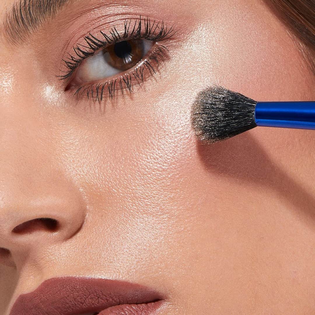 KIKO MILANOのインスタグラム：「Transform your look with the new  #KIKONightWonders Eye Brush Set! 🌙 Featuring 4 professional brushes with synthetic bristles, you can effortlessly create intricate designs or achieve subtle, elegant #eyelooks in no time. Let your creativity shine and sparkle 💜⁣ *Eyelash Curler & Eye Brush Set arriving soon, stay tuned!⁣ ⁣ Glow Fusion Intense Powder Highlighter 01 - Instamoisture Glow Foundation 8n - Radiance Boost Primer & Concealer Duo 04 - New Maxi Mod Mascara -  Matte & Shiny Liquid Lip Colour 01 - New Glamour Multi Finish Eyeshadow Palette 03 - Eye Brush Set⁣」