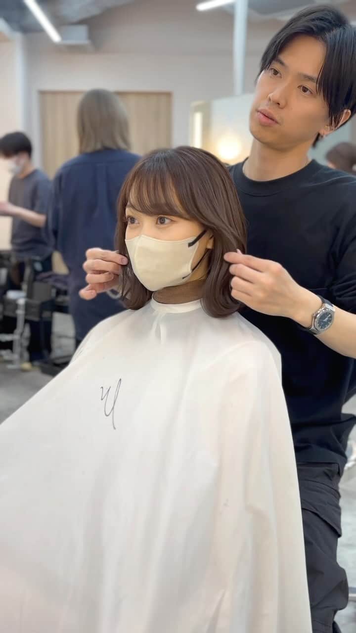 小西涼のインスタグラム：「顔まわりをデザインする✂︎✂︎✂︎ #顔まわりレイヤー#モカグレージュ  ． ゆったりくびれ×サラッと顔まわり✂︎ 32ミリカールアイロンで簡単スタイリング✂︎ ゆったりしたフォルムが可愛い◎ ． カラー ⚪️ブラウン ⚪️モーブ ⚪️ベージュ で作る【モカグレージュ】です💁🏼  ． お客様一人ひとりに合わせたヘアスタイルを提案します💁‍♂️  【WaysTOKYO新宿店】どうぞよろしくお願い致します☺️ ．   #顔まわりカット #グレージュ #レイヤーカット#モカグレージュ」