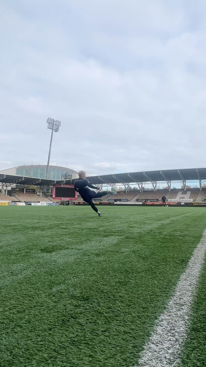 田中亜土夢のインスタグラム：「Trick of the day 👟⚽️🪄🎩 with @anthonyolusanya 🙏 #footballskills#footballtricks#football#freestylefootball #フリースタイルフットボール#jalkapallo」