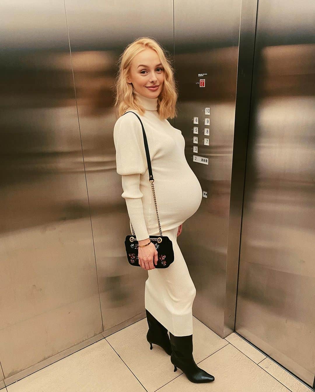 リアノン・ランゲラック（ミッチェル・ランゲラックの妻）のインスタグラム：「Little bit of late ❣️」