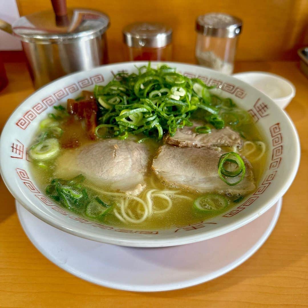 休日課長のインスタグラム：「ひとりランチ その2。天天有 本店で中華そば。スープが独特で私めちゃ好きです。塩味と甘味がピッタリ好きな具合！よかった京都で…家の近くにあった日には…彼女は11年いませんが、幸せです。ごちそうさまでした！  #京都 #ランチ #ひとりランチ #ラーメン #中華そば #天天有 #本店」