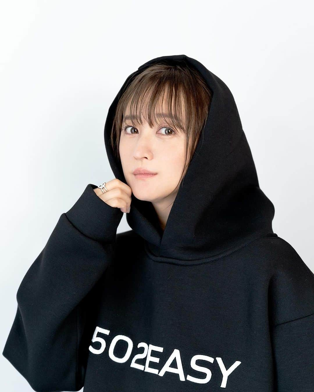 小松彩夏のインスタグラム：「⁡ 私がプロデュースしているアパレルブランド【502EASY】の期間限定SHOP【502EASY POPUP STORE】が、いよいよ明日から始まります‼️‼️‼️ ⁡ 前回と同じ池袋PARCOでの開催になります✨ ⁡ 新作の他にも、動画クリエイターの望蘭ちゃんや、地元一関の学生のみなさんとのコラボアイテムなど様々なアイテムをご用意してお待ちしてます😎✨ ⁡ 是非、気軽に遊びに来てもらえると嬉しいです😉❣️ ⁡ ⁡ ——————————————— ⁡ 【502EASY POPUP STORE】 ⁡ 《日時》 10/25(水)〜10/29(日) 11:00〜21:00 ⁡ 《場所》 池袋PARCO本館B1 ↑駅直結です🚃 ⁡ ⁡ ——————————————— ⁡ 私は期間中、毎日店頭にいます🙋‍♀️ ⁡ 今夜21:00から会場から インスタライブで配信します⚡️ ⁡ 是非、観てもらえると嬉しいです❣️ ⁡ #502EASYコーデ #小松彩夏 #こまっちゃん #ストリート系女子 #ストリートファッション #ストリートコーデ #カジュアルファッション #カジュアルコーデ #大人ストリート #ボーイッシュコーデ#大人カジュアル #モノトーンコーデ #モノトーン ⁡ ⁡」