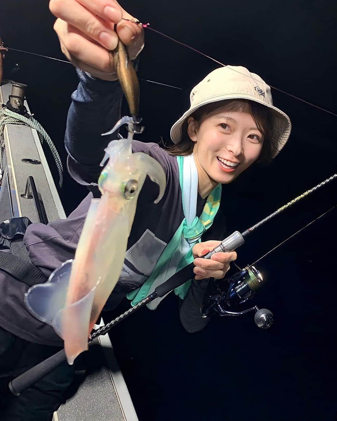 高本采実のインスタグラム：「🎣 今年初デビューのオモリグ！ 流行りに乗ってやってみたくて、オモリグロッド新調し挑んできました🎣 最近ロッドはショートなのが好みなのでULTIMAX 700 ( @crono.kanji_kohama )をチョイスしました🦑  ショートでかつキャストしやすくてティップの見やすさも良い感じ◎ 当たりがあって合わせるとしっかりティップも食い込むからバレにくいのも◎  さて初オモリグの釣果は、、、船全体の釣果もめちゃめちゃ渋〜いタイミングに当たり描いてたペースではなかった😂けど、オモリグデビューできて色々釣り方分かったので良しとします🦑  そしてやはりケンサキイカは美味しい🥺🧡  また来シーズンもトライしてみる！！！  ⛴️ @daikichimaru.takahara   . . . .  #ケンサキイカ #オモリグ #イカメタル #夜遊び #香住 #大吉丸 #ナイトゲーム #イカ釣り #イカ料理 #釣り動画 #釣果 #大物ハンター #アングラー #fishinggirl #钓鱼 #高本采実 #あやみん #ayamistagram」