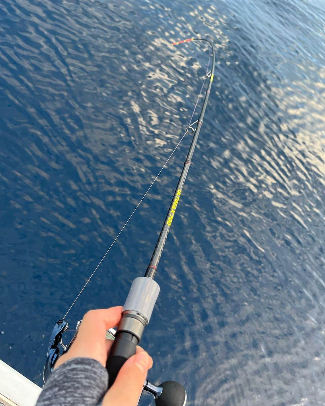 高本采実さんのインスタグラム写真 - (高本采実Instagram)「🎣 今年初デビューのオモリグ！ 流行りに乗ってやってみたくて、オモリグロッド新調し挑んできました🎣 最近ロッドはショートなのが好みなのでULTIMAX 700 ( @crono.kanji_kohama )をチョイスしました🦑  ショートでかつキャストしやすくてティップの見やすさも良い感じ◎ 当たりがあって合わせるとしっかりティップも食い込むからバレにくいのも◎  さて初オモリグの釣果は、、、船全体の釣果もめちゃめちゃ渋〜いタイミングに当たり描いてたペースではなかった😂けど、オモリグデビューできて色々釣り方分かったので良しとします🦑  そしてやはりケンサキイカは美味しい🥺🧡  また来シーズンもトライしてみる！！！  ⛴️ @daikichimaru.takahara   . . . .  #ケンサキイカ #オモリグ #イカメタル #夜遊び #香住 #大吉丸 #ナイトゲーム #イカ釣り #イカ料理 #釣り動画 #釣果 #大物ハンター #アングラー #fishinggirl #钓鱼 #高本采実 #あやみん #ayamistagram」10月24日 20時25分 - ayami__summer