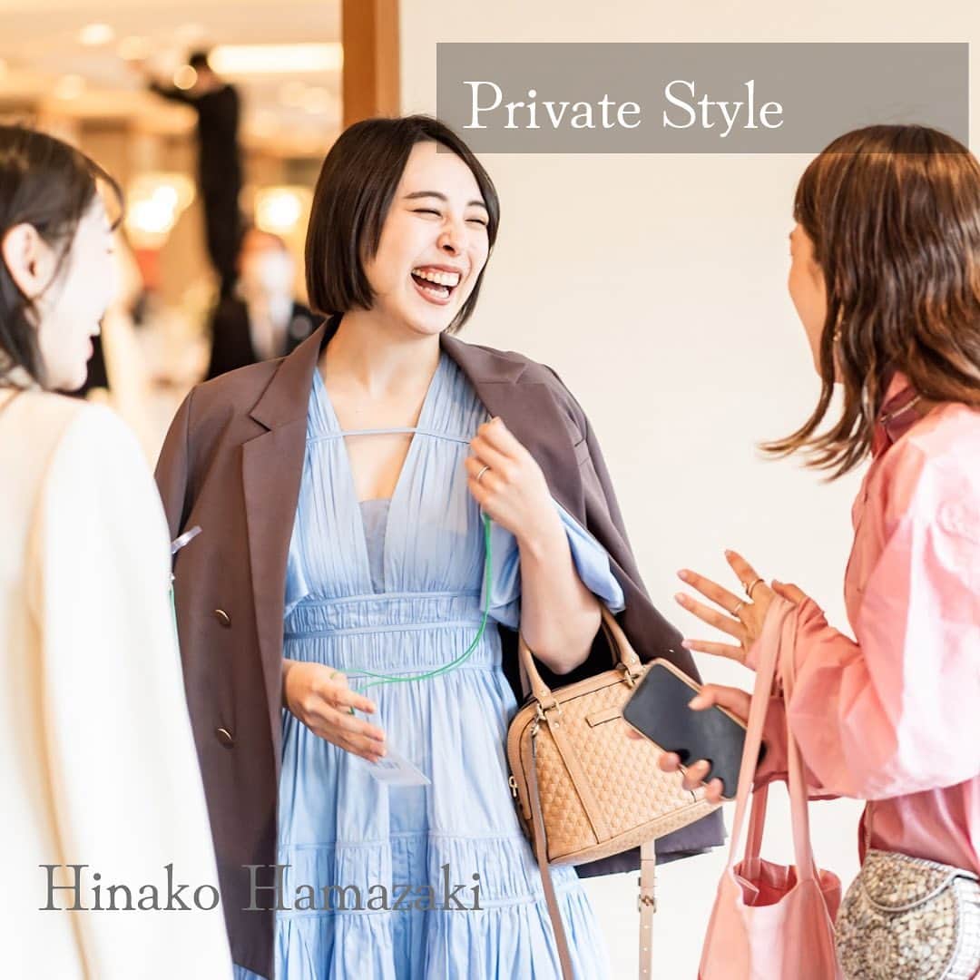 Dress the Life(ドレスザライフ) のインスタグラム：「Dress the Lifeメンバーのご紹介  -Hinako Hamazaki- 2021年新卒入社。その後目標にしていた新人賞受賞。 現在は店舗のエースとして活躍しています。落ち着いた雰囲気、困難を楽しむポジティブな精神、そしてこの美しい笑顔....!!⭐️ チームにとって心強い大きな存在です😌  インタビュー記事はリクルートサイトよりご覧頂けます📖  #dressthelife #社員紹介 #パーティースタイル  #ワンピースコーデ #黒髪ショート  #働く女子 #就活女子  #ブライダル業界 #ドレスコーディネーター #ドレススタイリスト  #若手社員」