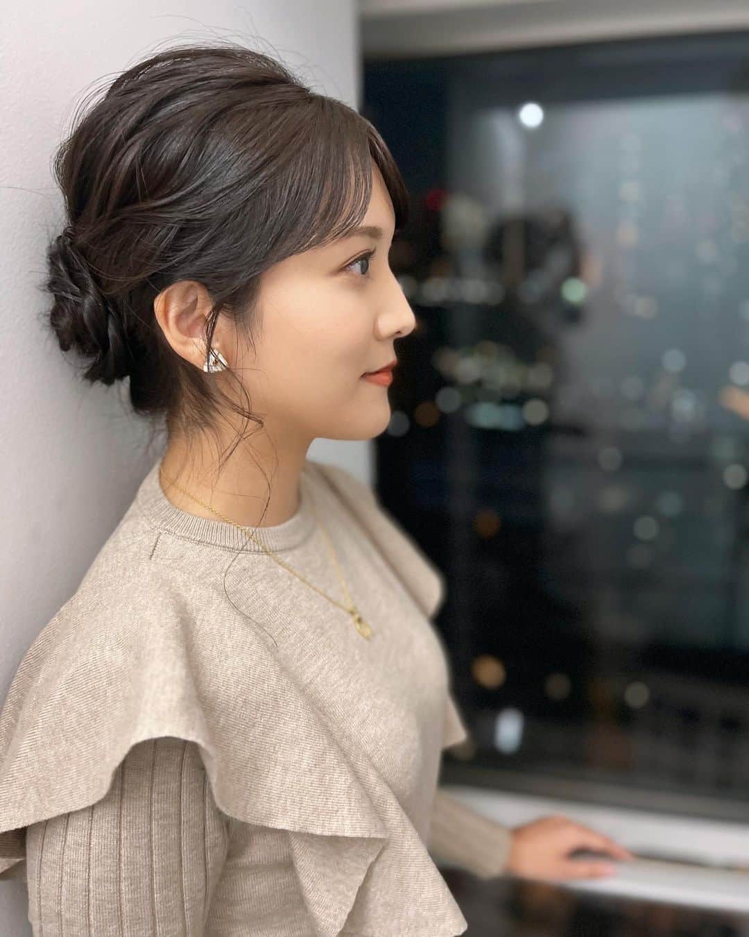 石川彩夏のインスタグラム：「グリーンチャンネル『先週の結果分析II』 初回放送ご視聴頂いた皆様ありがとうございました🙇‍♀️!!  今回の収録でも、沢山メモするくらい レース振り返って学ぶこと沢山でした✊🏻 ̖́-‬  この夏から、出演者の皆様、スタッフの皆様、視聴者の皆様から 沢山のこと勉強させて頂く機会を頂けて 感謝の気持ちでいっぱいです🙇‍♀️ あっという間に10月末！最後の直線も楽しく走れますように♫  衣装は、#衣装提供 で #アットランス 様からお借りしました♡  ありがとうございます✨  （ヘアが可愛すぎて、帰ってからも崩せなかったのはここだけの話🤫🤐💭）」