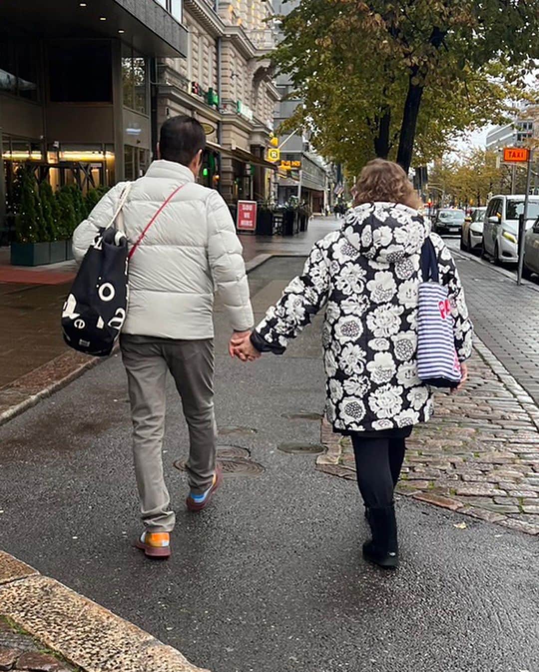 キャシー中島さんのインスタグラム写真 - (キャシー中島Instagram)「* 雨のヘルシンキを歩いてます。 誰も傘をさしてない❗️ 私たちも傘なしです。  でもね、小糠雨なのでいい感じに歩いてます。 今日も「チャーミーグリーン」です！👫 お互いに転ぶといけないから、支えながら歩いてるのよ、それをラブラブ💓なんって言ってもらえて嬉しいわ😃  さてデパートやスーパーに行きましょう。  またまたムーミンみっけ❣️ ここは服が可愛い😍 ハルコと私用に買いました。 マリメッコのお店はあちこちにあります。  私が知る限り、この街の中に5か所ありました。 同じものを売っているのですが、やっぱり見ちゃうのよね！そして買っちゃうのよね！  今回は老舗のデパート STOCKMANNには行かなかったの。 他の小さなお店の方が、可愛いものがいっぱいあって探すのが楽しいわ❤️  今日はちょっと暖かいからもう少し歩きましょう❣️」10月24日 20時26分 - official_kathynakajima