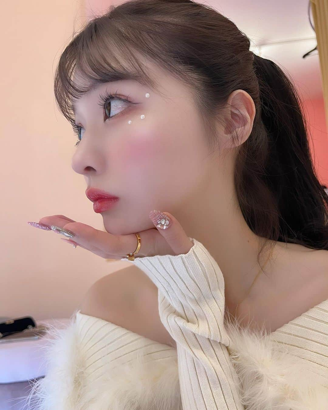 中山恵美生さんのインスタグラム写真 - (中山恵美生Instagram)「何してもシンプルになっちゃうタイプなので パールつけてるくらいが丁度良く盛れます💁🏻‍♀️🩷  この日のヘアメは自分💁🏻‍♀️  ヘアメイクさんの素晴らしさに改めて気づくよね でも自分でなんでも出来るようになりたいです 練習あるのみ〜✊🔥🔥  #メイク #ガーリーメイク #ピンクメイク #韓国メイク #つけまつげ #部分用つけまつげ #ポニーテール #ニットコーデ #ニットトップス #オフショル #オフショルニット」10月24日 20時27分 - emiu0624