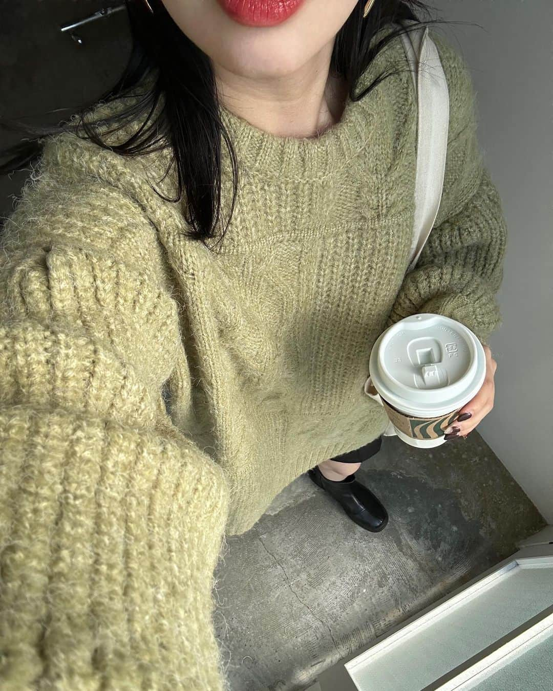 kannnaさんのインスタグラム写真 - (kannnaInstagram)「撮影の本日。グリーンガール🤚🏻 抹茶ラテ飲みながら 抹茶カラー(ピスタチオ)のニット🍵」10月24日 20時33分 - lg1125k