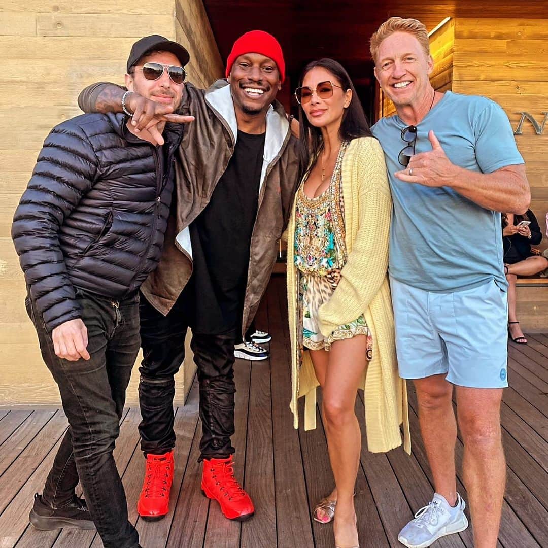タイリース・ギブソンのインスタグラム：「Have you ever looked at an old photo and realized your freakin SHOES ARE MISSING???? Lol Like what happened ….. somebody need to come clean… These J’s were only 2 hours old… I wore them just this one day and ain’t seen em since….. Didn’t even realize they were missing till I just seen this damn photo lol hi @ NicoleScherzinger」