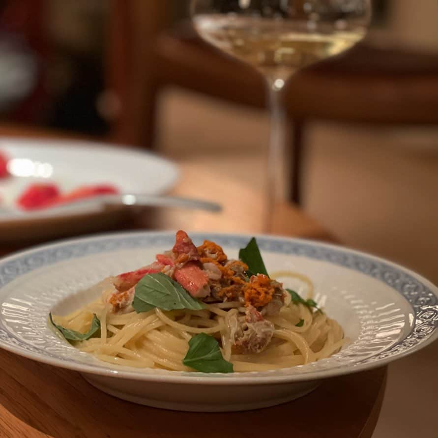 のインスタグラム：「本日はせこガニでアーリオオーリオパスタ。イタリアの辛口シャルドネと合います。#行正り香 #rikayukimasa」