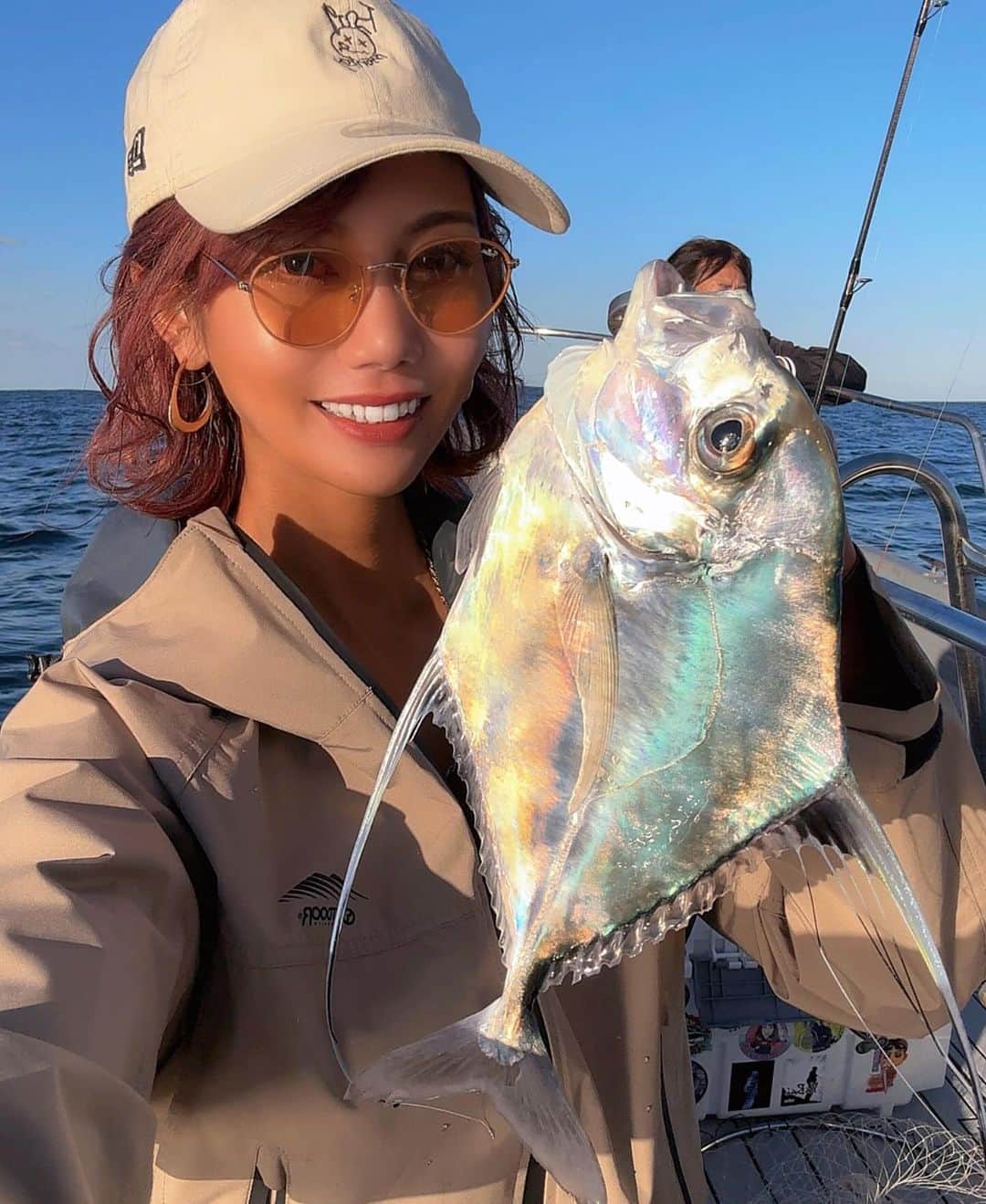 KANAのインスタグラム：「今回#サーフドロップス の最終回撮影📸 なんとサーフィンDVDなのに、釣りシーンも有😍  来春販売予定。 発売は、 是非全国のムラサキスポーツ、各サーフショップ、オンライン、私から笑〜是非ご購入の程よろしくお願いします。 今回のDVDは、 最終回なんですが 詰め込んでますのでこちらのDVDのみで全然内容わかると思います❤︎  アプリ無し加工無しの私の素の姿、NGシーンを共感して頂けたらとても嬉しいです🙌 サーフィンシーンは  ダメ男くん。笑 @yasumasanagano  楽しい撮影本当にありがとうございました❤︎  3枚目はサーフィン後なので顔ぐちゃぐちゃなんでスルーしてもらって、、気にしないでもらえたら嬉しいです。笑 #サーフドロップス #サーフ＃つり#釣りガール #イトヒキアジ #サーフィン #釣り #つりびと #釣りスタグラム #surf #釣り」