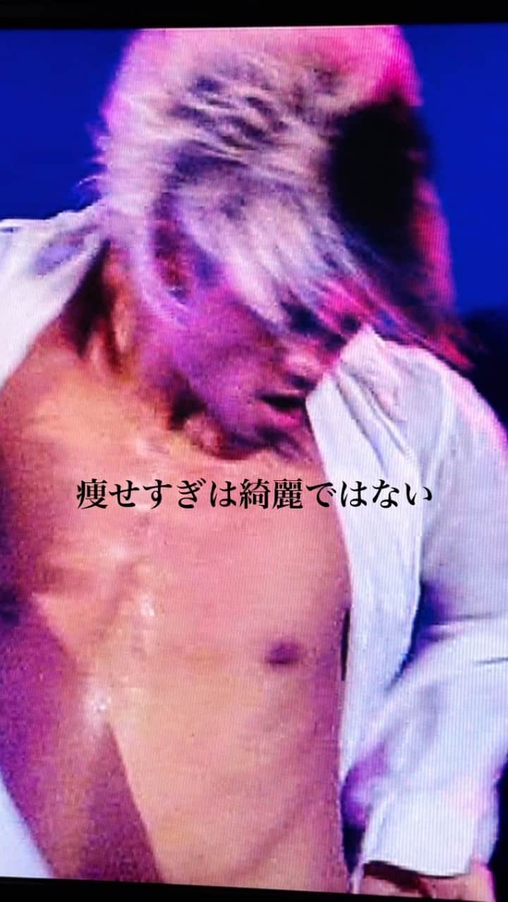 SHU-YAのインスタグラム：「.  為すべき事の為だったが、それにしても細い。  筋肉量が減れば太りやすい身体になりますが、痩せ過ぎは頬がコケたり肌荒れ、生理不順など色々不調もおこります。  痩せるなら綺麗で健康的に。  2007/fated」