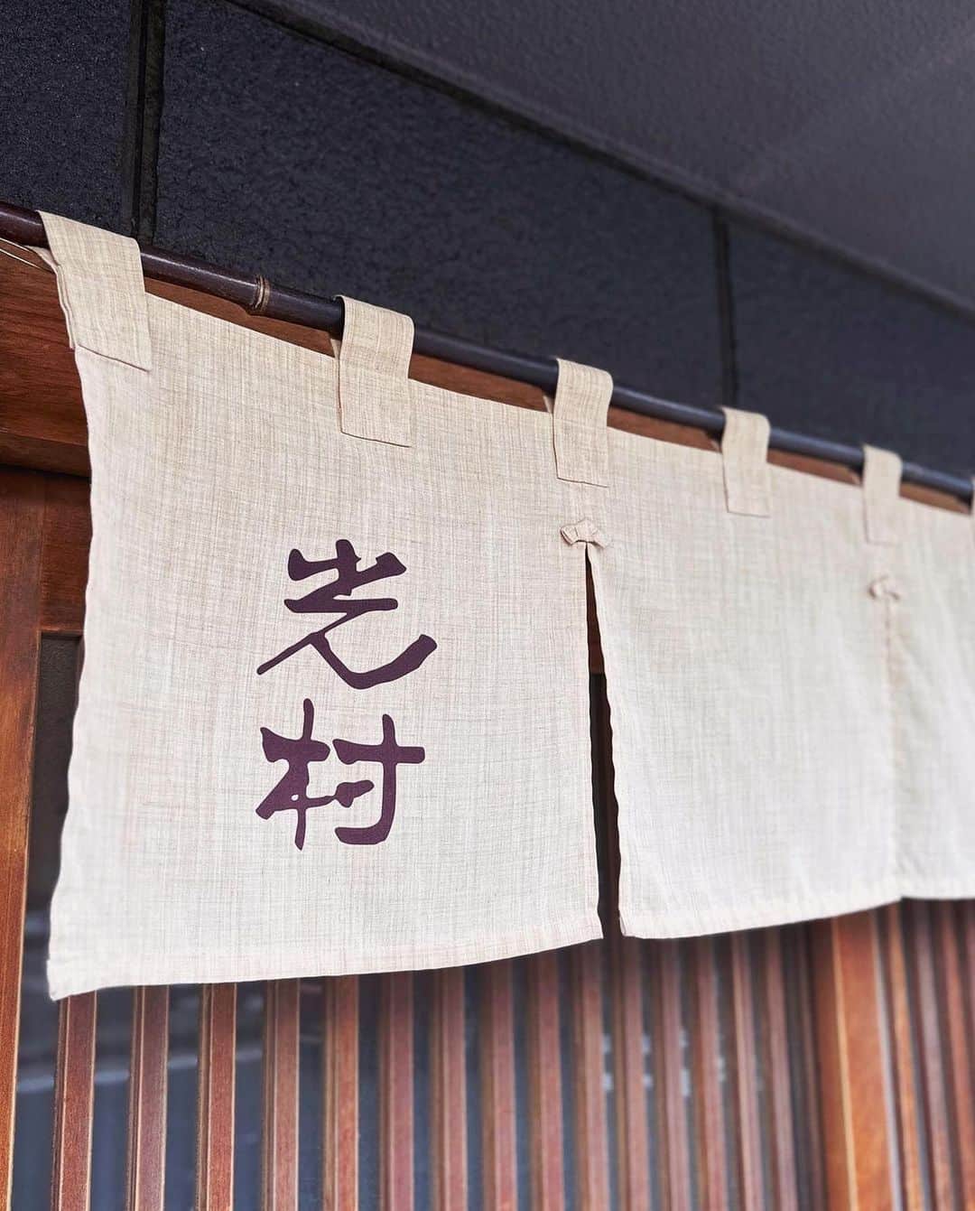 ナゴレコさんのインスタグラム写真 - (ナゴレコInstagram)「📍「天ぷら かき揚げ 光村」 ･････････････････････････････････････････  美味しい天丼、食べるならここで決まり💕  今日は、北区・清水にある「天ぷら かき揚げ 光村」さんをご紹介！ こちらのお店では、天ぷらやかき揚げ丼メニューが楽しめます✨  中でも目をひいたのがこちらの「天丼」🍤💕 濃いめのタレがかかった海老天は、ふっくらとしていて食欲をそそります🔥  丼なのでボリュームももちろん満点！ 味わい深いタレとサクサクの衣は相性もバッチリです💯 お好みでさらにトッピングを追加するのもおすすめ◎  天ぷらやかき揚げが好きなら、このお店は絶対に外せません👌 美味しい天ぷら、かき揚げが食べたくなったらみんなもぜひ「光村」さんに行ってみてね🥢  ┈┈┈┈┈┈┈┈┈┈┈┈┈┈┈┈┈┈┈  🍤名古屋のローカルグルメメディア【ナゴレコ】🍤  名古屋人がレコメンドする本当に美味しい名古屋めし🥢 これさえフォローしておけば、街の流行りがきっとわかる◎ 100名以上の編集部で作り上げる、名古屋エリア最大規模のグルメメディアです📝  他の投稿はこちらから👉 @nagoya_food  ┈┈┈┈┈┈┈┈┈┈┈┈┈┈┈┈┈┈┈  素敵な投稿にタグ付けしていただきありがとうございます✨  #ナゴレコ で、あなたの投稿をリポスト！ webサイト「ナゴレコ」もチェックしてね👀 ･････････････････････････････････････････  ☞ photo by （ @nagoya_kousuke ）さん  ☆☆☆ ⁡ カウンターから見える料理人のテキパキとした動きっ(; ･`д･´) ⁡ 鮮やかな包丁さばきや、フライパン振り、鮨の握り…オープンキッチンだと別の楽しみもありますよねーっ(థ公థ｡) ⁡ 個人的には調理シーンが大好きなので、居酒屋さんでもカウンター席が大好きっ(๑•̀ㅂ•́)و✧ ⁡ 仲良しのお店では、使われるネタや仕込みシーンを見せてくれるのでっ(; ･`д･´) ⁡ 密かに映えちゃったり…楽しい会話ができたり…最高なのでございますっ(๑•̀ㅂ•́)و✧ ⁡ ⁡ ⁡ ⁡ ⁡ 【 光村 】さん ⁡ かき揚げがあまりにも有名で、連日行列の人気天ぷら屋さんっ(; ･`д･´) ⁡ 開店前の駐車場で待機していると…後から来たご夫婦がこちらを睨みながらダッシュっ(థ公థ｡) ⁡ そんな挑戦的な目つき…やめて下さいっ( ✧Д✧) ｶｯ!!私はウンター席で充分というより、カウンター席狙いなので…焦ってませんっ(థ公థ｡) ⁡ 10人ほど並んだところで、開店15分前の最後尾へっ(; ･`д･´) ⁡ やったー！1番お気に入りのタレかけLIVEが目の前のカウンター席へっ(๑•̀ㅂ•́)و✧ ⁡ ▪️天丼 1500円 ▪️TP 大海老天一尾 800円 ⁡ これまでかき揚げ丼スペシャルしか食べてなかったので、今回は初めて天丼をオーダーっ( ✧Д✧) ｶｯ!! ⁡ 海老が大好きなので一尾追加注文すると…3尾まとめて乗せられるかと大将に確認してくれましたっ(థ公థ｡)ありがとうございますっ(; ･`д･´) ⁡ 出来上がった天ぷらに、次々とタレがかかるシーンっ(థ公థ｡)そそりますよねーっ(థ公థ｡) ⁡ あ、海老3尾だ！俺のだ！っと、心はいたいけな少年のようになりますっ( ✧Д✧) ｶｯ!! ⁡ いやこの海老…想像以上にぶりぶりで大きいサイズですっ(; ･`д･´) ⁡ 衣は薄くパリッと揚がってるので、リアルサイズでもかなりの大きさでしたっ(๑‾᷆д‾᷇๑)ｷﾘｯ✧ ⁡ ぎゃーーーーーーーっ( ✧Д✧) ｶｯ!!さすが光村さんの天ぷら、激しく激しく美味しくて感激っ(; ･`д･´) ⁡ 甘さ控えめの上品なタレが、おっさんにはどストライクですっ(๑•̀ㅂ•́)و✧ ⁡ 初めての天丼…これ、海老欲を満たすには最高ですっ( ✧Д✧) ｶｯ!!ご馳走様でした！ ⁡ ☆☆☆☆☆☆☆☆☆☆☆☆☆☆☆☆☆☆☆☆☆ ⁡ ▪️光村 ▪️名古屋市北区清水3-19-18 ▪️052-911-3512 ▪️11:00〜14:00、17:00〜21:00 ▪️第1.3火曜及び水曜定休 ▪️駐車場有り ⁡ ◉ お店の都合により変更があるかもしれません。行かれる場合は定休日や営業時間の再確認を！ ⁡ ☆☆☆☆☆☆☆☆☆☆☆☆☆☆☆☆☆☆☆☆☆ ⁡」10月24日 20時30分 - nagoya_food