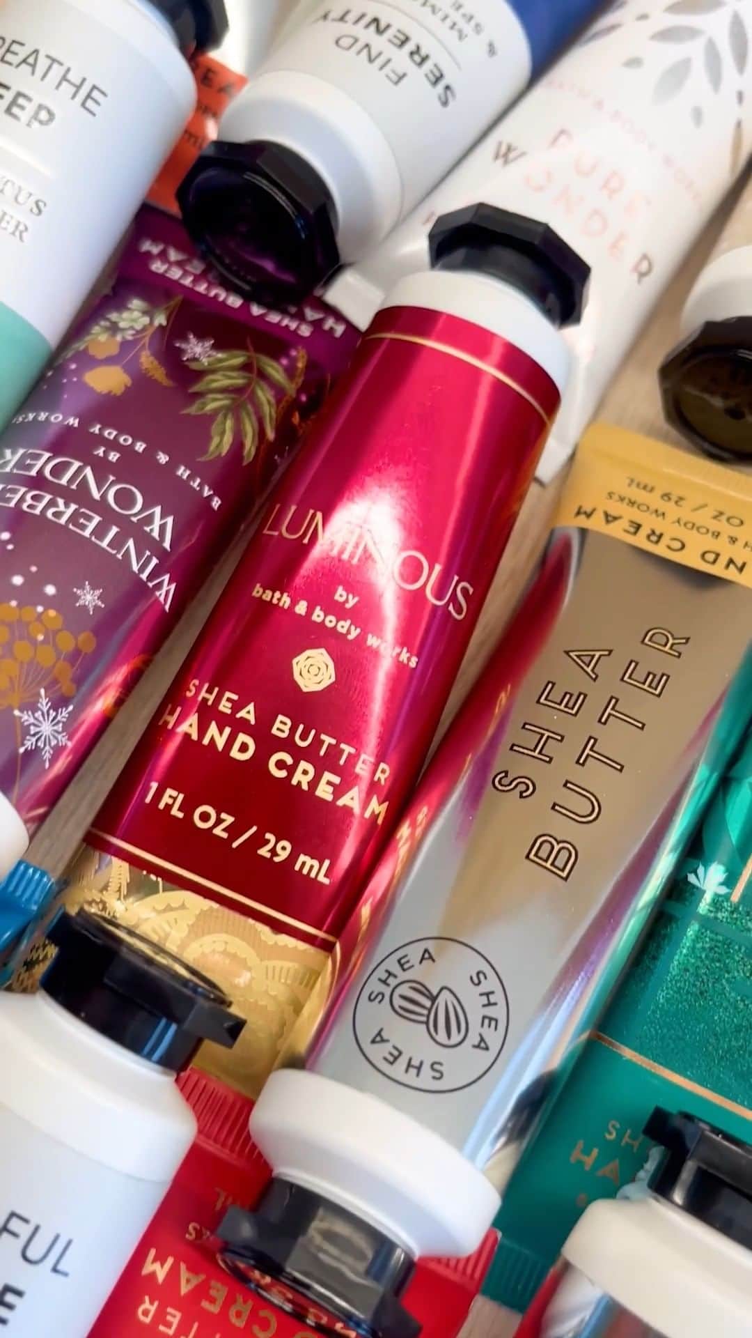 Bath & Body Worksのインスタグラム：「Temps are falling 🌡️, so we're keeping our Hand Cream with us at all times! ​  Keep your hands soft 🤲 (and moisturized!) with a rich, luxurious feel, 24-hour moisture, and ingredients you love! ❤️」