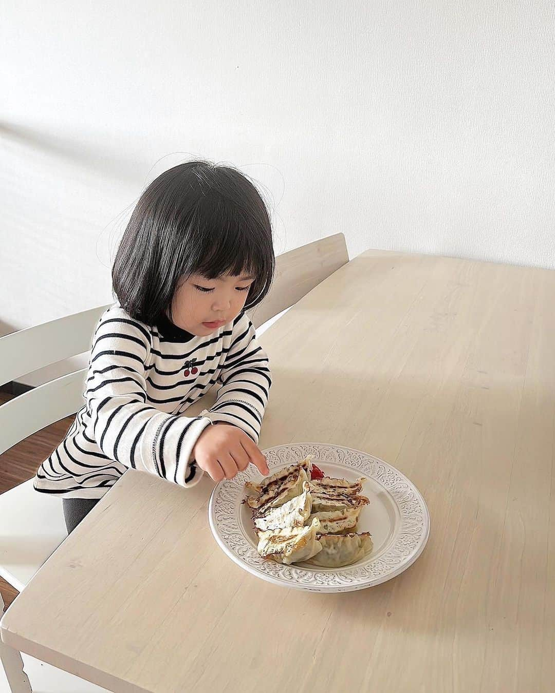 都築青空のインスタグラム：「『餃子あじへい』ご存知ですか？ 東海地方に拡大しているチェーン店で、 創業48年の三重県のソウルフード🥟  私は三重県出身なのでとても馴染み深い味♡ 野菜とお肉たっぷりで、 自家製100%旨みたっぷりの肉汁が たまらなく美味しい🤤  偏食な娘も、 あじへいの餃子は手づかみで むしゃむしゃ食べてくれます✊  そんな、 『餃子あじへい』をお取り寄せできる 食品通販サイト『Hinoichi』7月にリリース。 生産者の思いが伝わる逸品を 全国にお届けしてくれるんだって！ 公式LINEを登録すると入荷・出店情報の情報が いち早く受け取れるので、 よかったら登録してみてください！💖  #PR #あじへい餃子 #Hinoichiあじへい餃子 #Hinoichi #餃子 #伊勢の餃子 #冷凍餃子 #家庭料理 #冷凍食品 #食卓 #通販」